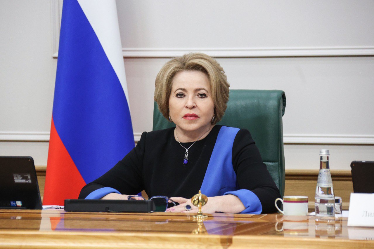 Председатель Совета Федерации поздравила главу Национального собрания Федерального парламента Непала с национальным праздником Днем Конституции Сенаторы Российской Федерации убеждены что общими усилиями законодателей двух стран можно придать дополнительный импульс развитию взаимовыгодных российско непальских отношений отметила Валентина Матвиенко По ее словам российские парламентарии готовы к совместной работе по расширению всего комплекса партнерских связей Vmeste RF