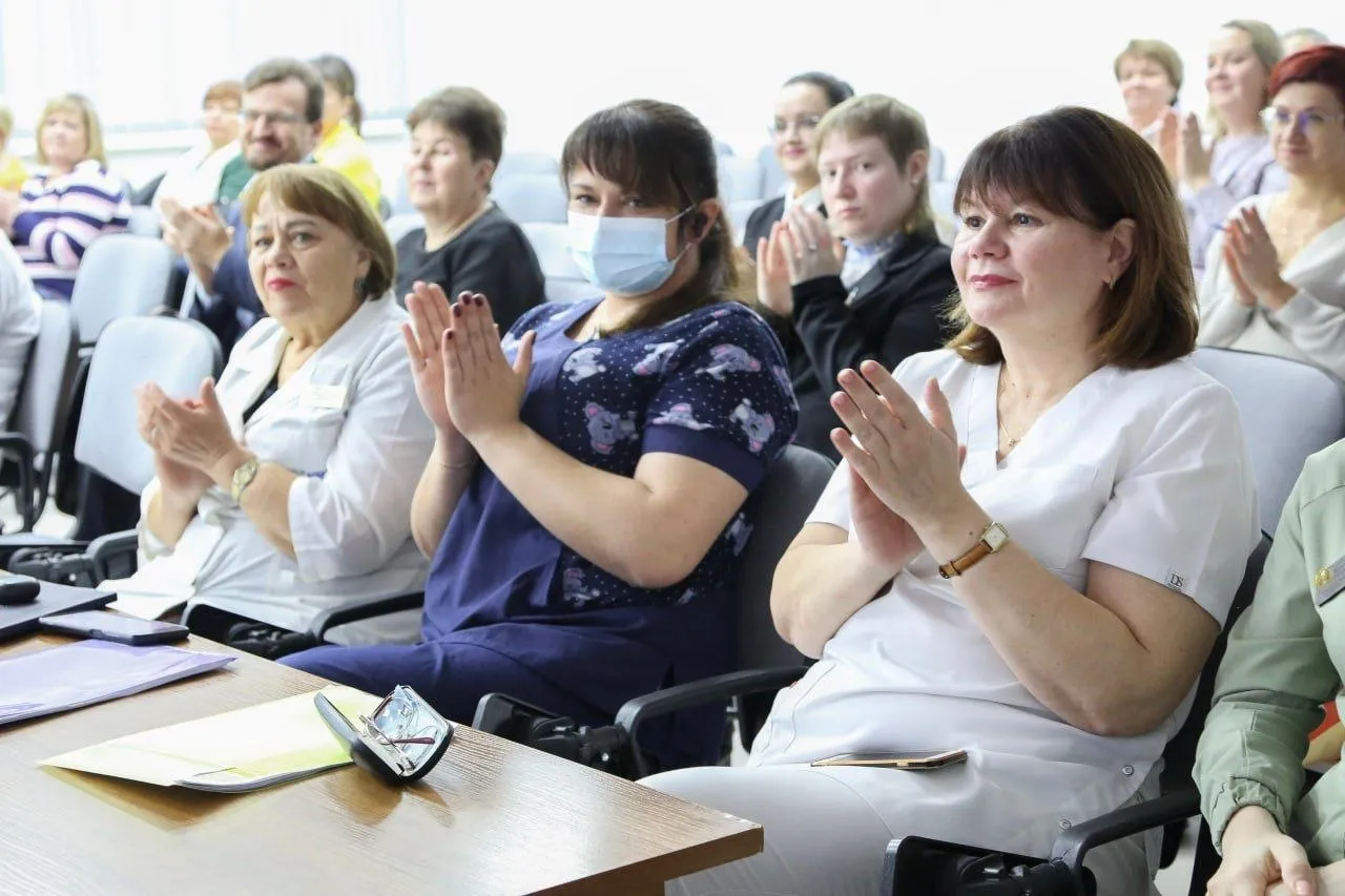 Новгородская область среди лидеров в стране по снижению заболеваемости туберкулёзом Об этом рассказал губернатор Александр Дронов на конференции к 45 летию работы главы фтизиатрической службы региона Анатолия Карпова Благодаря его усилиям удалось объединить в одну систему и стационары и санатории Сейчас болезнь чаще выявляют на ранней стадии люди охотнее проходят обследования появляются новые методы лечения За счёт региональных средств постоянно обновляют оборудование закупили тяжёлую технику в том числе компьютерный томограф которого раньше не было В планах на следующий год ремонт детского противотуберкулёзного санатория в Хвойной