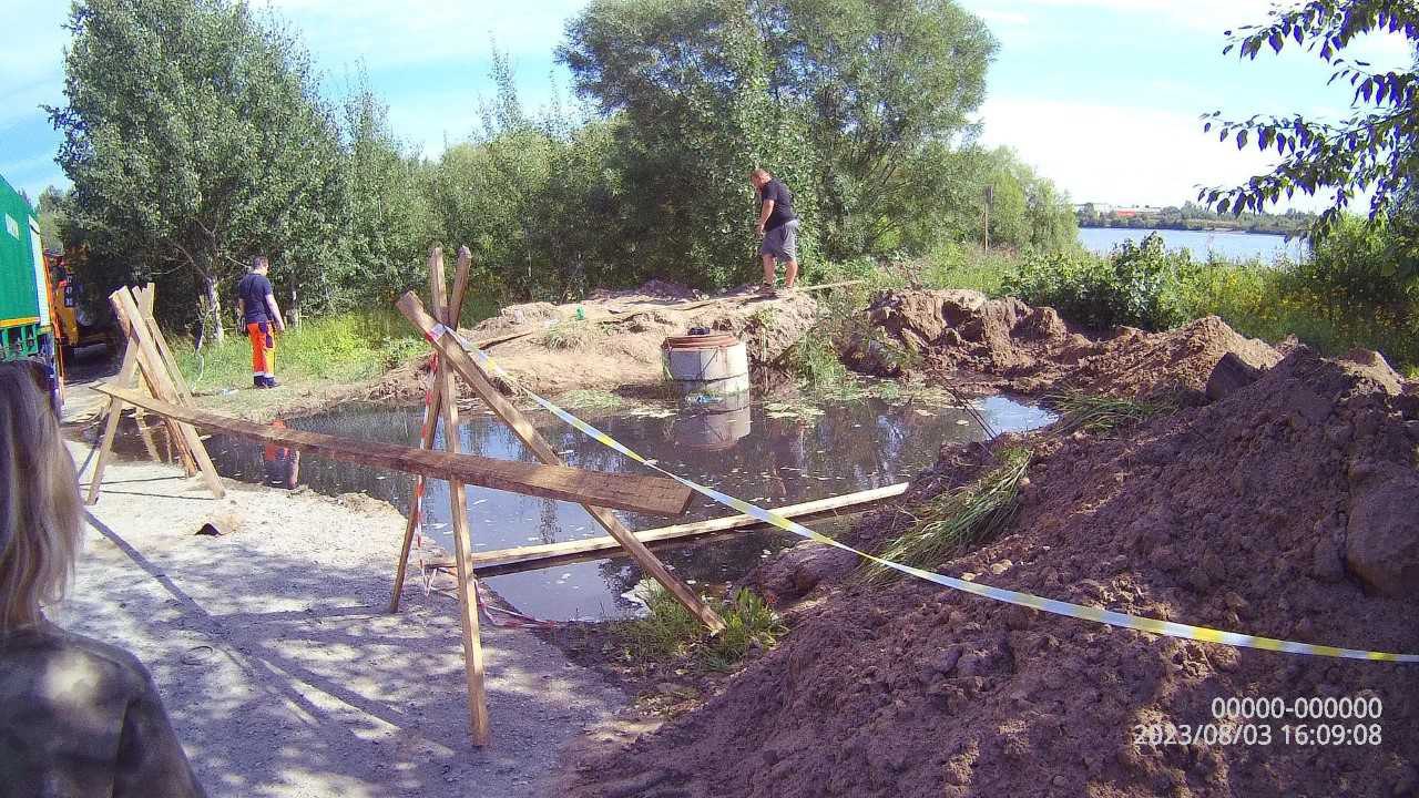 В Архангельске природоохранный прокурор вскрыл вопиющий факт загрязнения Из за аварии на изношенном канализационном коллекторе на улице Кировской неочищенные стоки годами текли прямо на землю и в проток Кузнечиха впадающий в Северную Двину Это нанесло окружающей среде колоссальный ущерб Прокуратура доказала что коммунальная катастрофа произошла из за разгерметизации трубы под давлением стоков Бездействие ответственных лиц привело к масштабному загрязнению почвы и водного объекта Ущерб был оценен почти в 8 миллионов рублей По иску прокурора Соломбальский районный суд постановил взыскать эти деньги в городской бюджет Решение уже подтверждено вышестоящим судом Прокуратура продолжает контролировать исполнение приговора чтобы каждый рубль ущерба был возмещен Подписывайтесь на Экодиктатуру