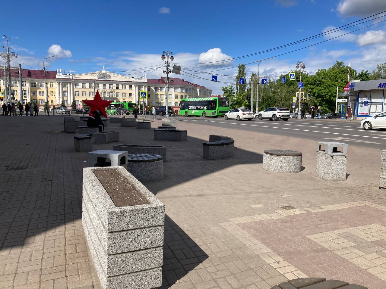 На клумбах по улице Сонина высадили розы. 700 кустов роз будут радовать жителей яркими красками и ароматом. Для оформления города подрядчик ИП Сароян подобрал большой ассортимент растений. За счет разнообразия сортов будет создана яркая цветовая гамма. На улице Ленина также продолжаются работы. Консорциум озеленителей готовит вазоны к высадке цветов. Специалисты внесли в грунт удобрения, уплотнили его. И после этого начнут постепенно высаживать растения. Стараемся сделать город красивым! Подписывайтесь: