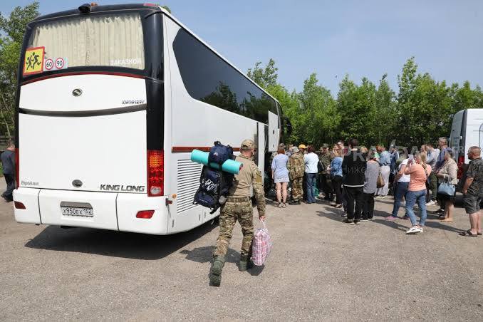 Нижегородцам начнут выдавать по 10 соток земли за подписание контракта  Губернатор Нижегородской области Глеб Никитин предложил выдавать всем нижегородцам, подписавшим контракт с Минобороны после 1 декабря 2024 года, сертификат на десять соток земли.   При этом саму землю владелец сертификата сможет получить только через два года после поступления на контрактную службу. В правительстве региона сообщили, что сейчас более 30 тыс. льготников ждут получения земельных участков.    Подписаться   Прислать новость