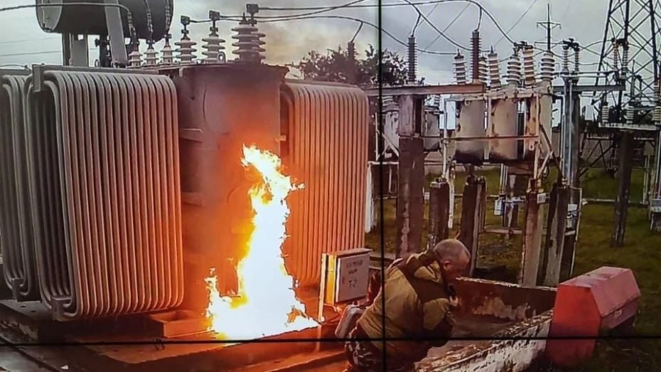 Подозреваемого в диверсии полицейского из Воронежской области оставили в СИЗО Сотрудник Юго Восточного ЛУ МВД России на транспорте Андрей Арнаутов подозреваемый в диверсии после поджога трансформатора в Воронежской области останется в СИЗО до 26 октября 2025 года Инцидент произошел 27 июня в селе Мазурка Поворинского района В результате пожара на электроподстанции огнем было повреждено оборудование на площади 2 кв м Предположительно до этого мужчина попытался устроить диверсии в других населенных пунктах Поворинского района а также в Борисоглебском городском округе однако эти попытки не увенчались успехом