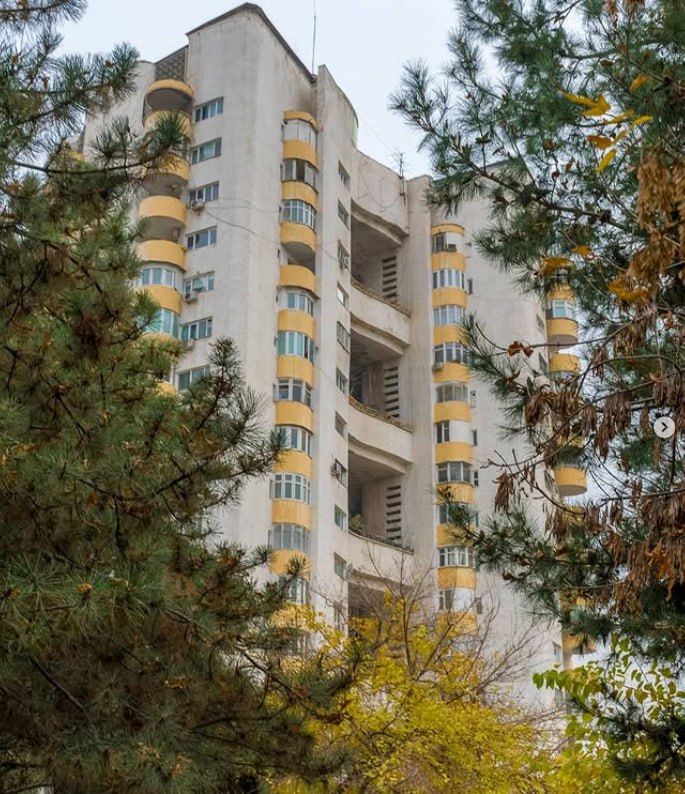 В Узбекистане планируют ввести кешбэк при покупке жилья Покупателям квартир и домов могут возвращать 4 6 от суммы сделки Об этом 29 августа заявил председатель Торгово промышленной палаты Даврон Вахабов на открытом диалоге с представителями строительной сферы По его словам сегодня около 90 сделок с недвижимостью совершаются без уплаты налогов Введение кешбэка должно стимулировать граждан оформлять покупки официально и требовать счет фактуру что позволит сделать рынок недвижимости более прозрачным Например при покупке квартиры за 50 тысяч покупатель сможет вернуть в виде кешбэка от 2 до 3 тысяч Tashkent Land