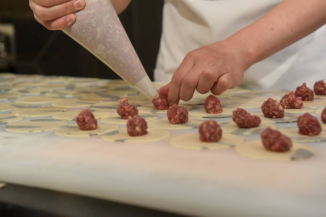 Половина пельменей которые продают в Петербурге не соответствует ГОСТу показала проверка организации потребителей Общественный контроль В продукции нашли крахмал субпродукты камедь и целлюлозу В частности недостоверный состав выявили у пельменей Домашние от Мираторга категория В Там обнаружили крахмал не заявленный на этикетке За счёт крахмала снижают себестоимость продукта Пельмени Домашние торговой марки А Н Герасименко удивили целлюлозой в начинке Также на упаковке написано что эти пельмени произведены крестьянско фермерским хозяйством а на деле промышленным способом Субпродукты вместо мяса нашли в пельменях Домашние от ООО МПК Атяшевский Использовать их при производстве пельменей по ГОСТу запрещается Отличились и пельмени Сибирские от Владимирского стандарта В их начинке обнаружены целлюлоза и камедь Евгений Егоров ДП Подписаться на ДП в Telegram MAX