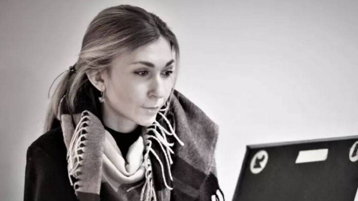 Останки тела украинской журналистки Виктории Рощиной вернули родителям. Виктория содержалась в СИЗО-2 в Ростовской области в России. И как бы жёстко не выглядело это сопоставление, и я не в кой мере не оправдываю ни одно из них — она погибла не на фронте, выполняя свой журналистские обязанности, и не под бомбами, мирно прогуливаясь по городу, а на территории России в российском СИЗО под управлением Александра Штоды, входящим в систему ФСИН России под руководством Александра Гостева, подчиняющегося министру юстиции Константину Чуйченко, который подотчетен напрямую Владимиру Путину. Ещё раз — женщина, журналистка, гражданка другой страны, в российской пыточной тюрьме. Я не сомневаюсь, что все виновные в этом преступлении обязательно понесут ответственность. Наша задача — сохранить это в памяти.