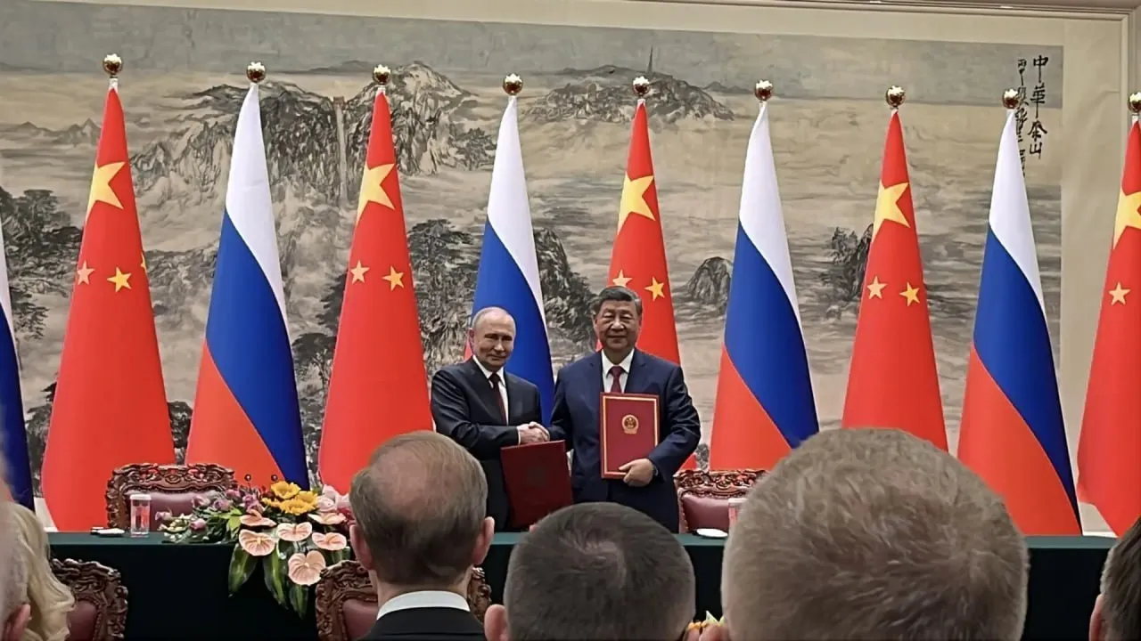 Китай продлил безвизовый режим с Россией до конца 2027 года сообщили в МИД страны Такой режим был введён 15 сентября 2025 года он позволяет россиянам въезжать в Китай без оформления визы на срок до 30 дней для туризма деловых целей и посещения родственников Путин в ходе визита в Пекин заявил что безвизовый режим России и Китая дал пси цзиньвные результаты Россия и Китай также подписали заявление об укреплении всеобъемлющего партнерства и стратегического взаимодействия декларацию о становлении многополярного мира и международных отношений нового типа и другие документы о сотрудничестве в разных сферах Кроме того в совместном заявлении говорится что Россия и Китай выступили за устранение первопричин кризиса на Украине на основе соблюдения принципов Устава ООН Песков сообщил что Россия и Китай достигли понимания по основным параметрам проекта Сила Сибири 2 но остались какие то нюансы Подписывайтесь на Подъём в MAX и Telegram