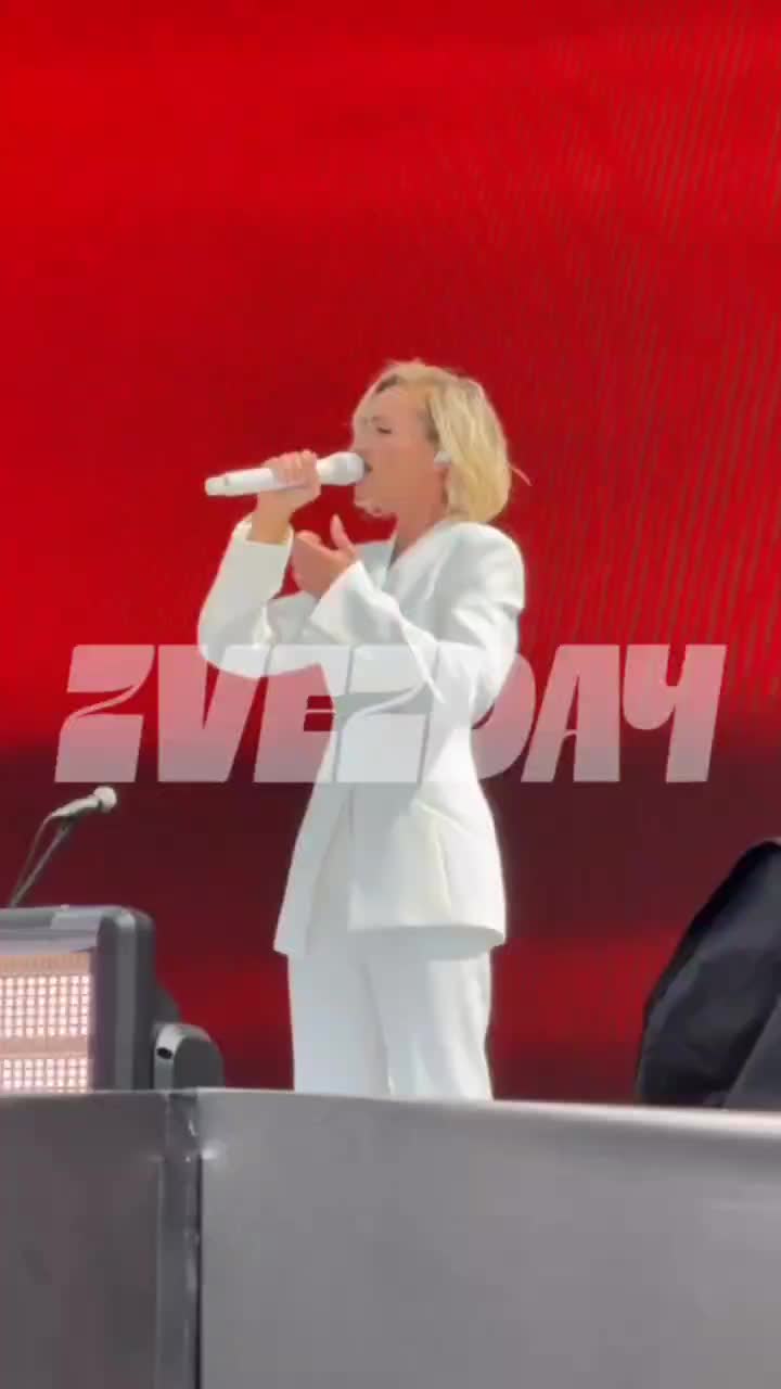 Полина Гагарина открывает VK Fest в Москве с гимном России