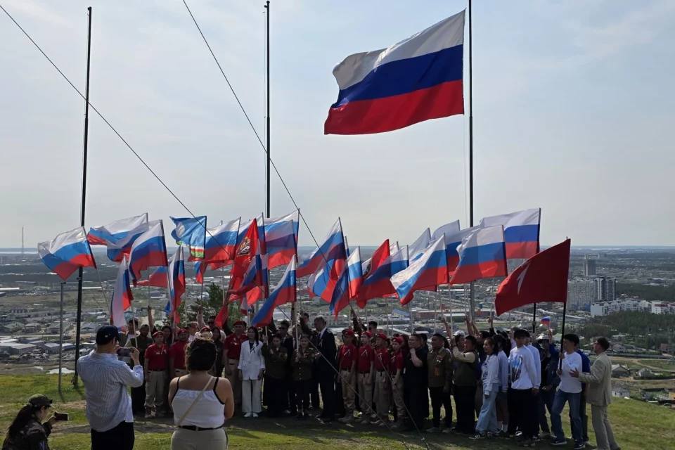 В День России на смотровой площадке Якутской ГРЭС-2 подняли флаг РФ 12 июня на самой высокой точке Якутска – смотровой площадке ЯГРЭС-2 – установили флагшток и подняли государственный флаг Российской Федерации. Поднятие флага стало символом единства и гордости за страну, а также выражением благодарности всем, кто вносит свой вклад в развитие и процветание России. Участников мероприятия поздравили министр жилищно-коммунального хозяйства и энергетики Якутии Вячеслав Емельянов, заместитель министра по делам молодежи и социальным коммуникациям республики Надежда Мохначевская, директор Якутской государственной районной электрической станции ЯГРЭС Андрей Плахин. Все новости #Яестьновость Обсудить