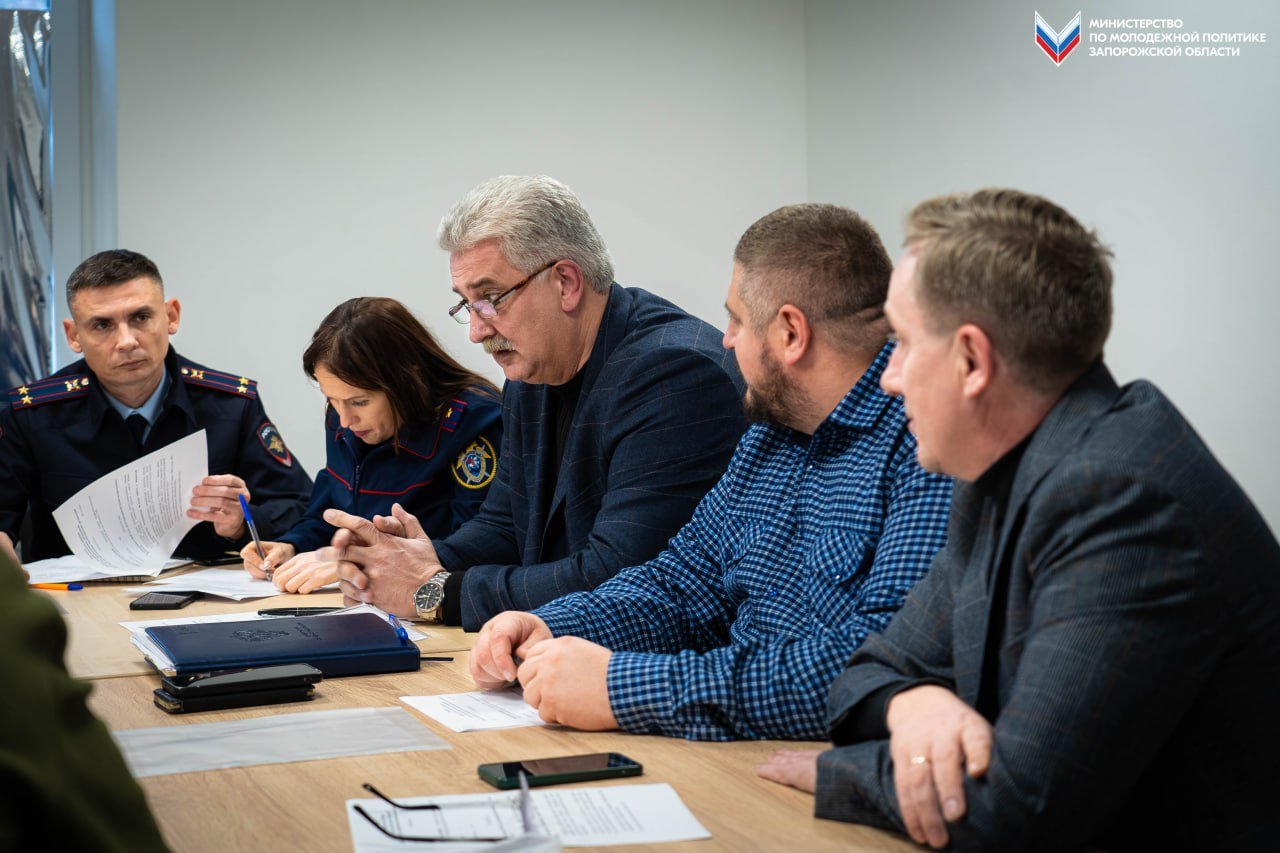 В Мелитополе прошел круглый стол, посвященный вопросам военно-патриотическим мероприятиям на 2025 год  На базе Мультимедийного исторического парка «Россия — Моя история» прошел круглый стол, на повестке которого обсуждались военно-патриотические мероприятия на 2025 год, посвященные 80-и летию Победы.  В круглом столе приняли участие представители Министерства по молодежной политике, фонда «Защитники отечества», ГУ ВМД России по Запорожской области, Следственного комитета России по Запорожской области, заместитель Председателя Заксобрания Запорожской области Андрей Ковганко, депутат Заксобрания Роман Стариков и руководитель регионального центра подготовки Международного волонтёрского корпуса 80-й годовщины Победы в Великой Отечественной войне Елизавета Глебова.    Участники обсудили план и концепцию реализации мероприятий, а также руководитель регионального центра подготовки Международного волонтёрского корпуса 80-й годовщины Победы в Великой Отечественной войне Елизавета Глебова рассказала о региональном центре подготовки и поделилась планами движения «Волонтеры Победы» на следующий год.