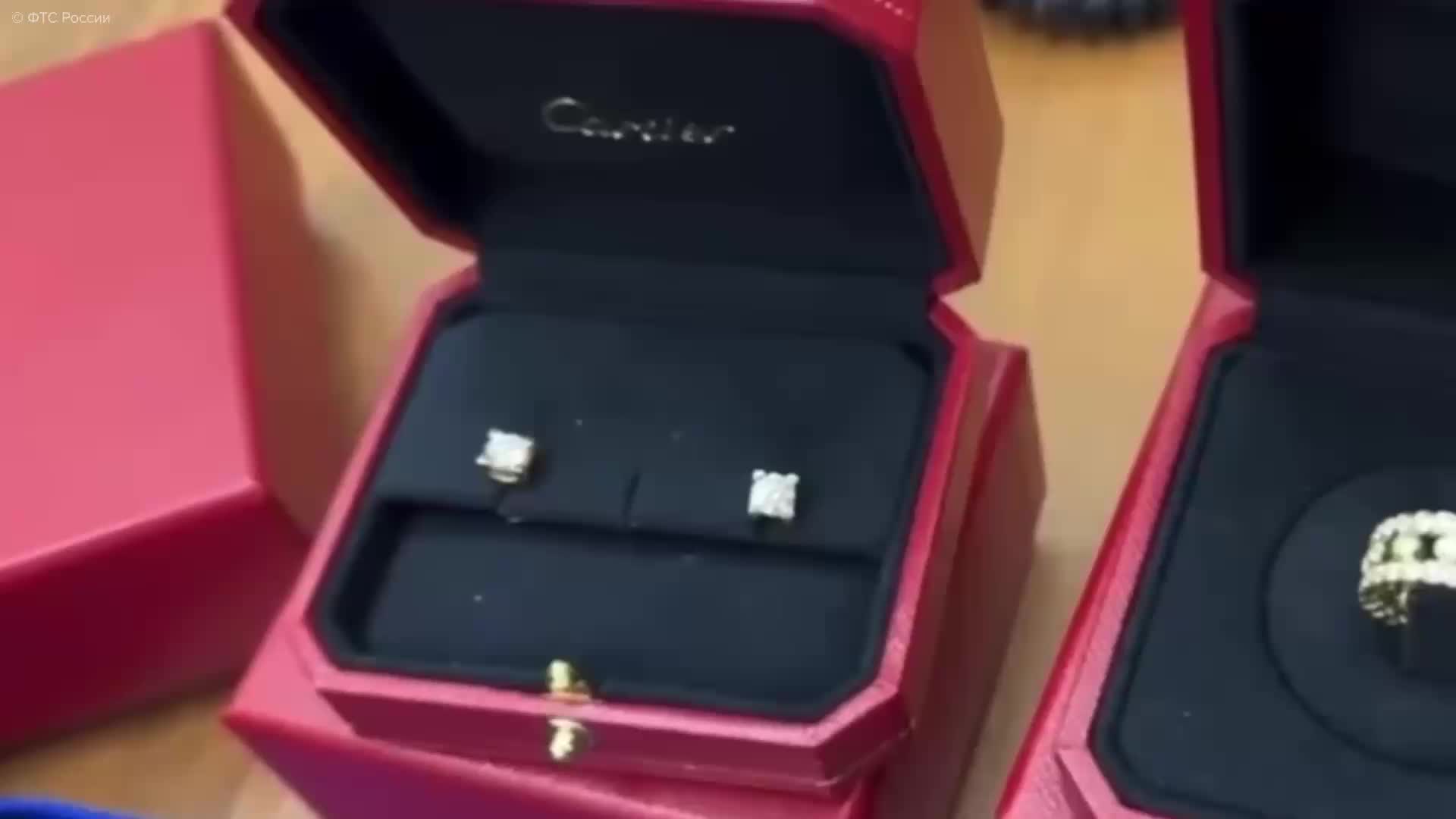 Россиянка оштрафована на 1,6 млн рублей за недекларированные украшения Cartier из Дубая