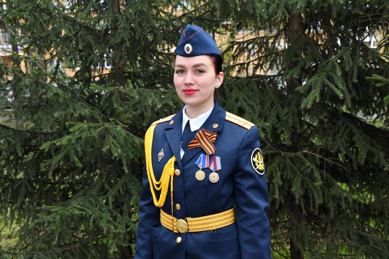Золушка нашлась! Ей оказалась 23-летняя Кристина Трутнева — она работает младшим инспектором отдела охраны СИЗО № 5. Туфелька слетела после того, как Кристине наступили на ногу. Дело в том, что перед началом марша одной из девушек стало плохо, поэтому ее заменили на другую, которая и не рассчитала шаг. Обувь, говорит пермячка, была закреплена на резинку и скотч. — Девочки, шедшие со мной в строю, заметили это только ближе к Театру-Театру, — рассказала Кристина. — Конечно, идти было неудобно. Но нельзя же подводить строй! Все-таки ответственное дело, холод и сырость — это не помеха. Сразу после парада на площадь выбежала маленькая девочка, подобрала потерянную обувь и потом отдала ее Кристине Подписаться Прислать новость