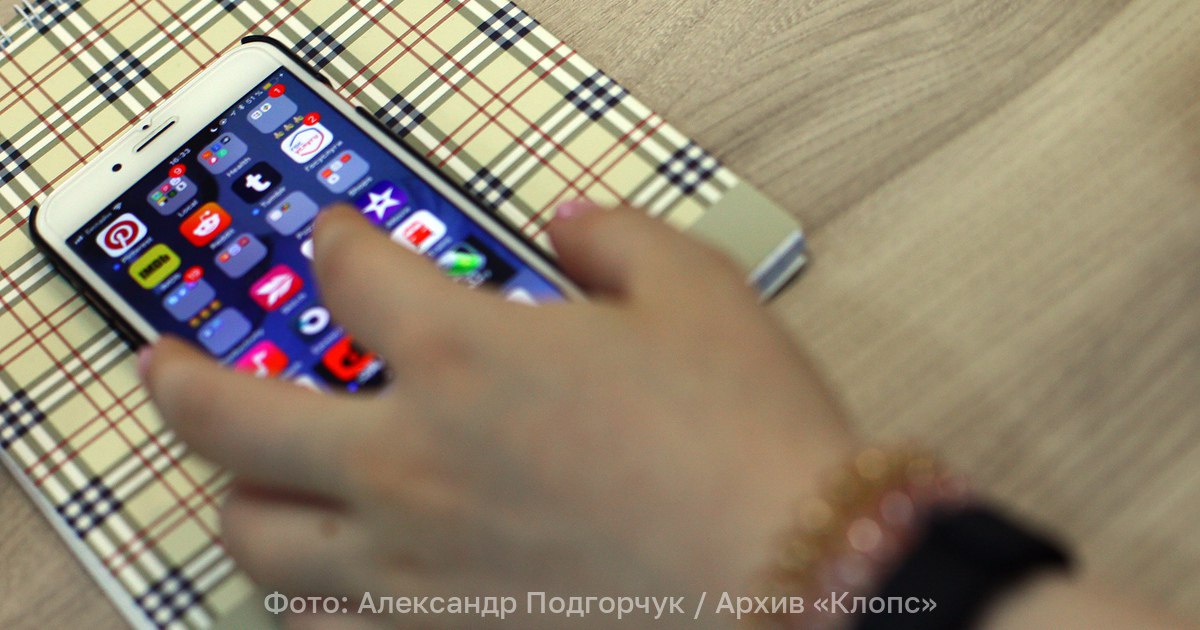 Скажите как его скачать Суд запретил загружать песню Бу ра ти но через Apple Music Московский городской суд наложил запрет на скачивание и распространение песни Бу ра ти но и других композиций через приложение Apple Music Временное ограничение будет действовать на время рассмотрения иска композитора Алексея Рыбникова который является обладателем исключительных прав на них к компании Apple Inc Рыбников требует запретить распространение своих песен так как он не предоставлял этой компании такого права Всего в список вошли 247 композиций из разных советских фильмов Среди них Вертолёт из фильма Шла собака по роялю 12 Картины из фильма Серафим Полубес и другие жители Земли 16 Романс из фильма Сказки сказки сказки Старого Арбата 0 Сокровища Флинта из картины Остров сокровищ 0 Лестница в небо из фильма Тот самый Мюнхгаузен 0