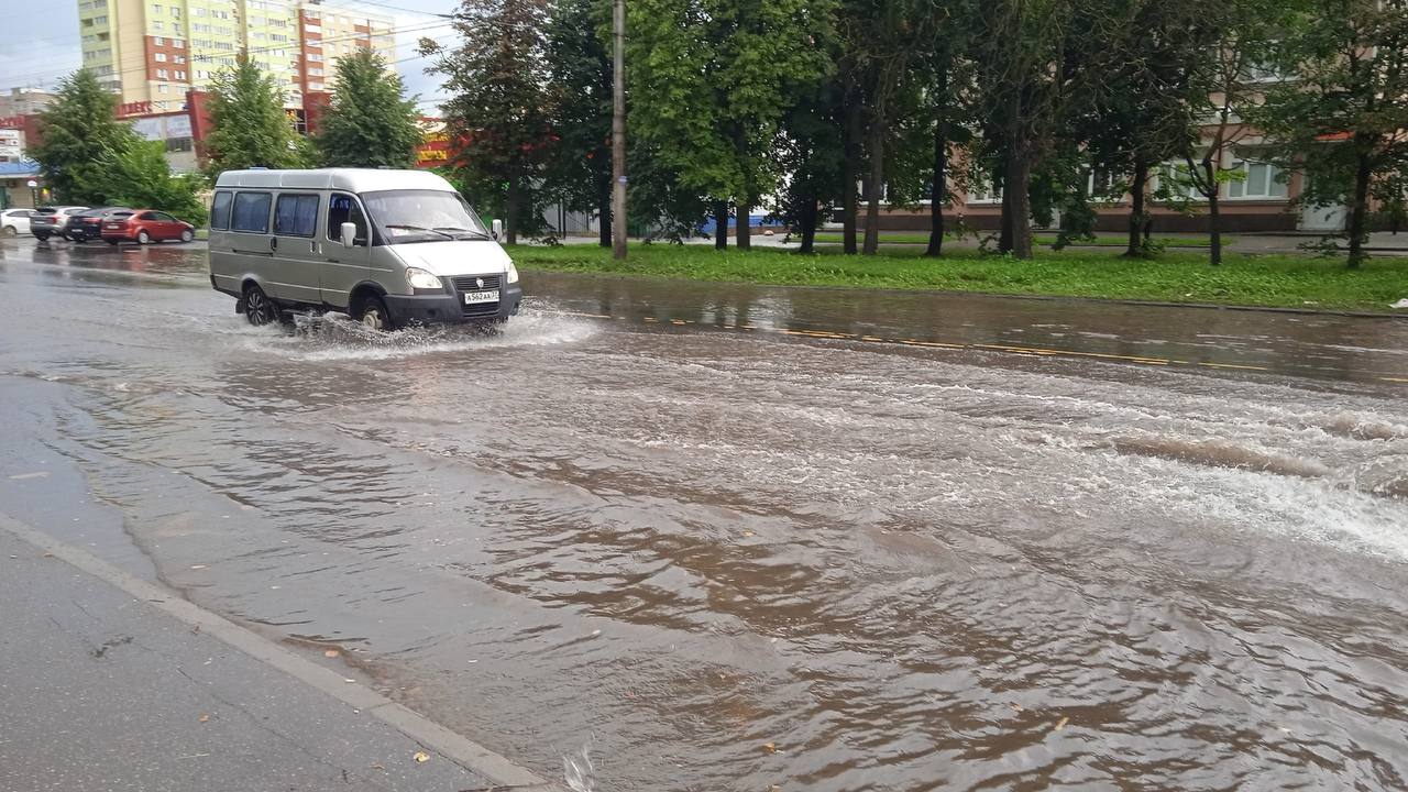 Целое озеро на остановке «Центральный рынок» в Иваново.  После ливня остановку в сторону центра затопило. Троллейбусы проезжали мимо — вероятно, опасались замыкания из-за огромной лужи.  Горожане вынуждены ждать транспорт по колено в воде.    Подпишись   Поделись новостями