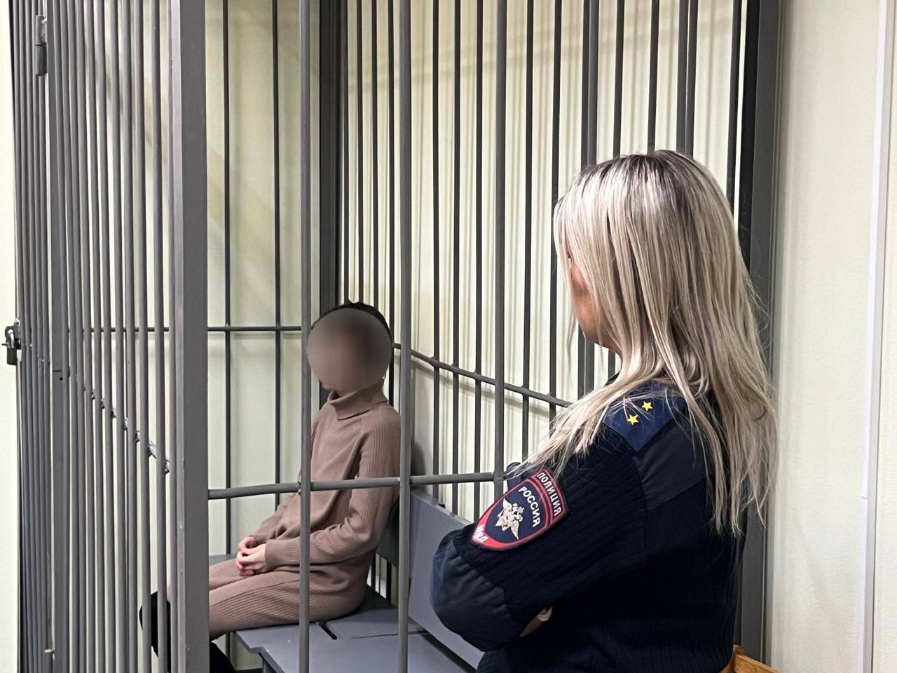 Архангельск 1 Жительницу Котласа отправили на принудительное лечение в психбольницу после убийства своих детей Следствие установило что 29 ноября 2024 года женщина пыталась утопить полуторагодовалого сына а 28 декабря утопила его и трехлетнюю дочь в ванной после чего нанесла детям удары молотком по голове и покинула квартиру Судебно психиатрическая экспертиза признала женщину невменяемой на момент совершения преступления Архангельск 1 Прислать новость
