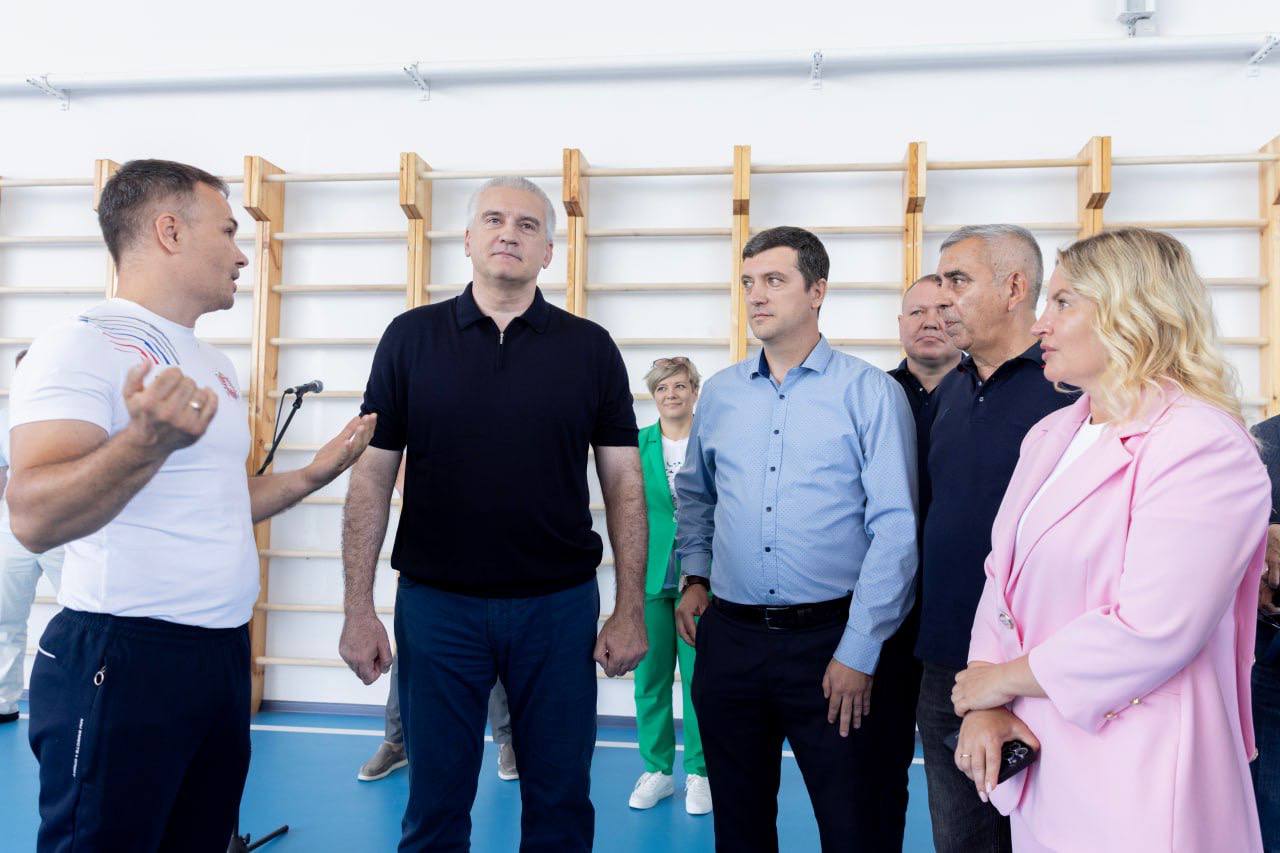 В физкультурно-оздоровительном комплексе в селе Добром Симферопольского района запущен тренировочный процесс. ФОК создавался как базовый объект ГБУ ДО РК «Спортивная школа № 3 имени Н.Т. Гостева». В учреждении сегодня развивается вольная и греко-римская борьба, гимнастика и акробатика, футбол, всестилевое карате, рукопашный бой, спортивное ориентирование. Общая площадь ФОКа составляет 1391,5 кв. м. В универсальном физкультурно-спортивном зале есть зона с современными спортивными тренажерами. Раздевалки, инвентарная и учебная комнаты, тренерская, кабинет врача, административные помещения оборудованы всем необходимым. Созданы условия для посещения маломобильными гражданами. Желаю юным спортсменам и тренерам успехов и высоких достижений, новых побед на всероссийских и международных соревнованиях. Z 82 Присылайте ваши новости о достижениях Крыма и ваших собственных в наш специальный бот.