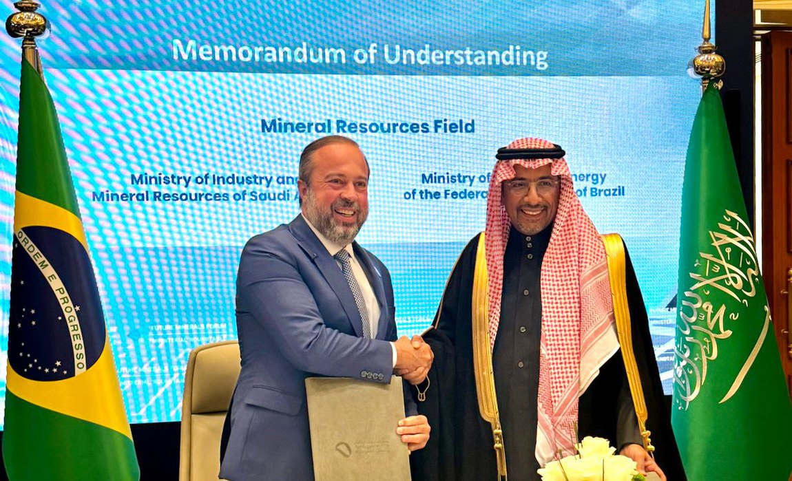 Бразилия и Саудовская Аравия договорились о сотрудничестве в сфере полезных ископаемых Страны подписали меморандум сроком на пять лет Особый акцент в соглашении сделан на проектах связанных с минералами критически важными для глобального энергетического перехода Одной из перспективных идей стало создание совместного инвестиционного альянса Он может заняться финансированием проектов по разведке и переработке стратегически важных минералов Подробнее здесь MAX ВК ДЗЕН Поделиться бустом