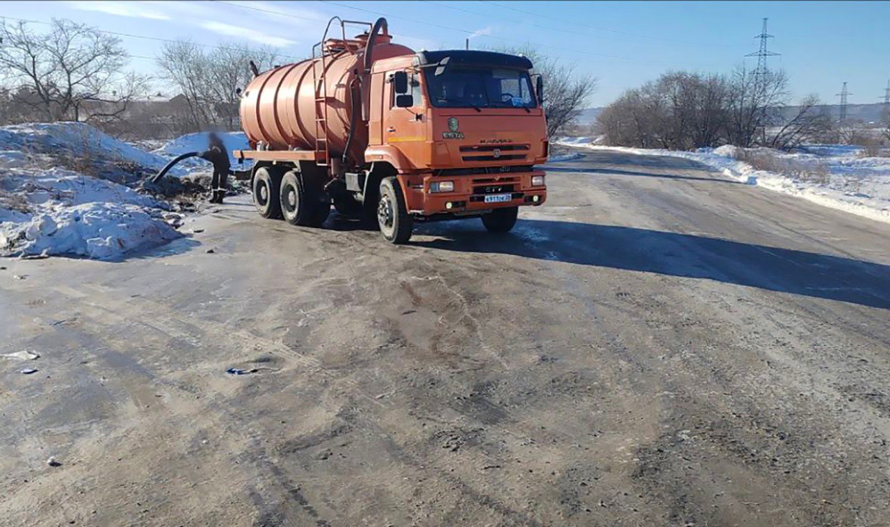 Нарушитель слил коммунальные отходы в кювет в шаге от очистных сооружений Водителя грузовика с автоцистерной, который слил жидкие коммунальные отходы в кювет, привлекли к административной ответственности в Свободном. Причём выбрал он для этого место, примерно, в 200 метрах от комплекса очистных сооружений. В ходе выездного обследования в рамках регионального государственного экологического контроля/надзора территории города Свободный 21 декабря 2024 года был пойман «за руку» нарушитель требований в области охраны окружающей среды при обращении с отходами производства и потребления. Водитель автоцистерны марки КАМАЗ осуществлял дослив жидких коммунальных отходов, оставшихся в емкости автомобиля после слива основной массы в приемном колодце очистных сооружений г. Свободного, в месте не являющимся объектом размещения отходов. По информации управления ГИБДД по Амурской области, владельцем транспортного средства является житель Свободного. По результатам рассмотрения административного дела министерством природных ресурсов Амурской области в отношении вынесено постановление о назначении административного наказания в виде штрафа на 40 000 рублей. Штраф оплачен. Напомним, водителям грузовых машин, прицепов, тракторов, сброс мусора в неположенном месте обойдется: для физического лица — 40–50 тыс. рублей, для должностного лица — 60–80 тыс. рублей, для юридического лица — 100–120 тыс. рублей. В случае повторного нарушения размер штрафа увеличится в два раза. Кроме того, нарушителя ждет конфискация транспортного средства. Основанием для возбуждения дела является зафиксированный на автоматическую камеру факт нарушения.