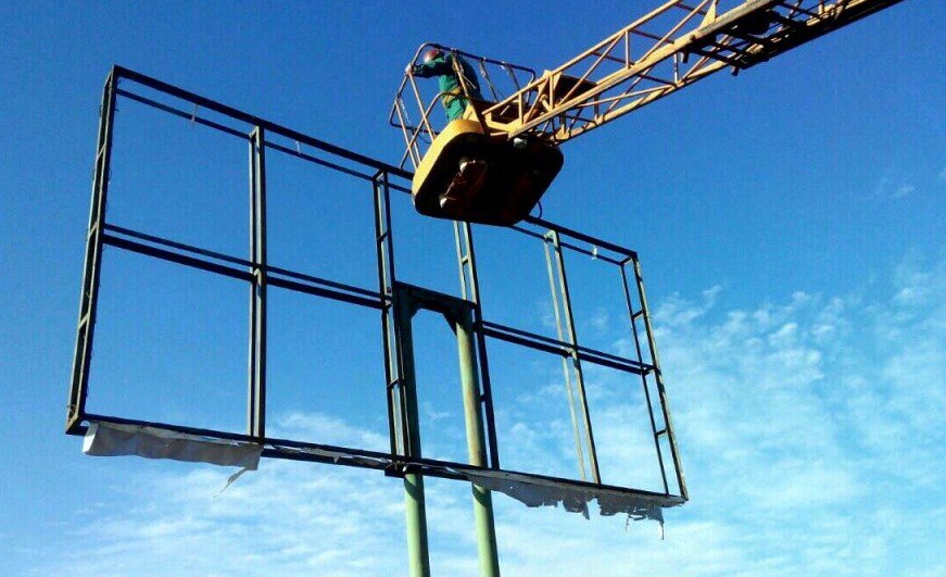 Региональный снос   В 2025 г в Саратовской области демонтировано несколько сотен незаконных рекламных конструкций Основная работа по наведению порядка в местной наружке проводилась в Саратове Энгельсе и Балаково где было снесено соответственно 192 314 и 115 рекламоносителей в общей сложности 621 объект На сегодняшний день есть множество современных форматов наружной рекламы которые вписываются в городское пространство а не портят его Руководители муниципалитетов проанализируют все доступные варианты для использования взамен устаревших конструкций отметил в своём ТГ канале губернатор области Роман Бусаргин   В Краснодаре планируется снести 41 незаконную рекламную и информационную конструкцию вывески афиши стелы суперсайт цифровой экран и т д Власти опубликовали сразу два постановления по демонтажу носителей первое и второе   Более 300 незаконных рекламных конструкций демонтировано за год в Смоленске Outdoor Media