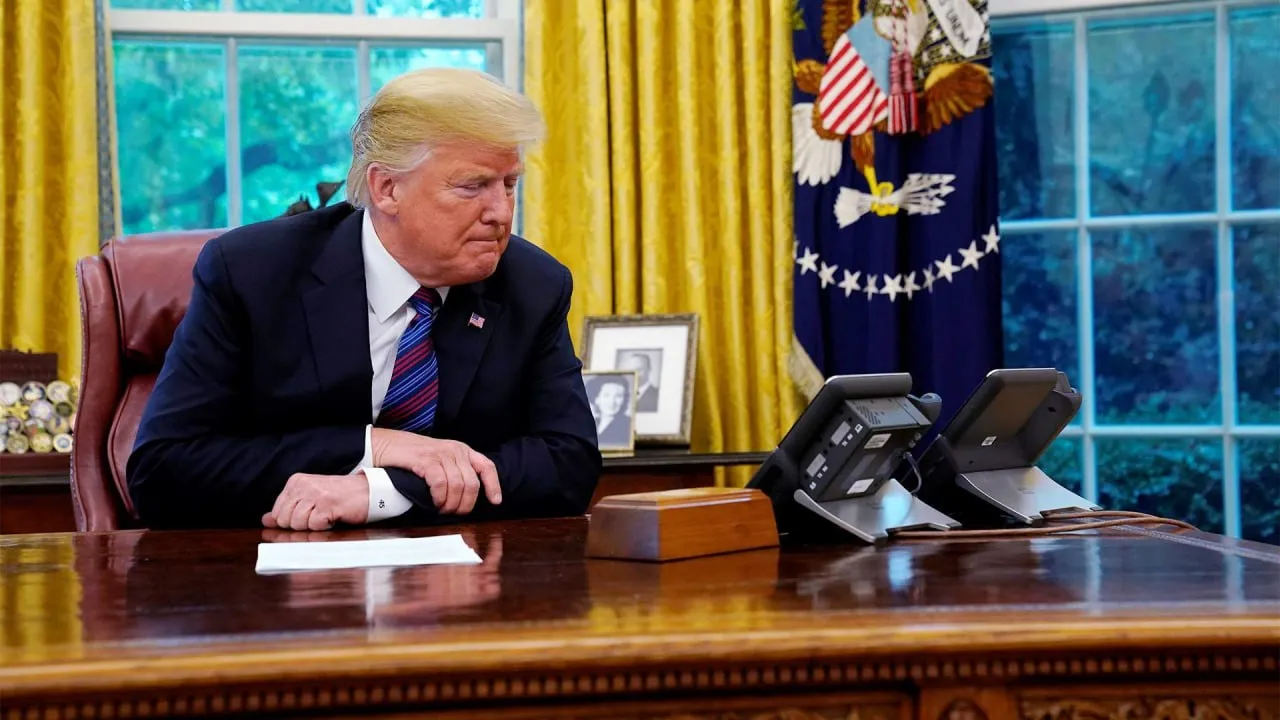 Суд в США признал незаконной импортную пошлину Дональда Трампа в 10 По данным Bloomberg Федеральный торговый суд удовлетворил иск нескольких малых предприятий и более чем 20 штатов немедленно запретив взимать пошлины с двух компаний истцов и штата Вашингтон Однако универсального запрета инстанция не вынесла указав что остальные штаты не считаются прямыми импортёрами Судьи постановили что американская администрация неверно истолковала закон приравняв торговый дефицит к дефициту платёжного баланса Указ Дональда Трампа не доказал наличие критических проблем с международными платежами которые позволяют вводить такие пошлины в обход Конгресса США Комментируя это решение Трамп назвал судей левыми радикалами Подписаться на Говорит Москва Telegram VK МАКС