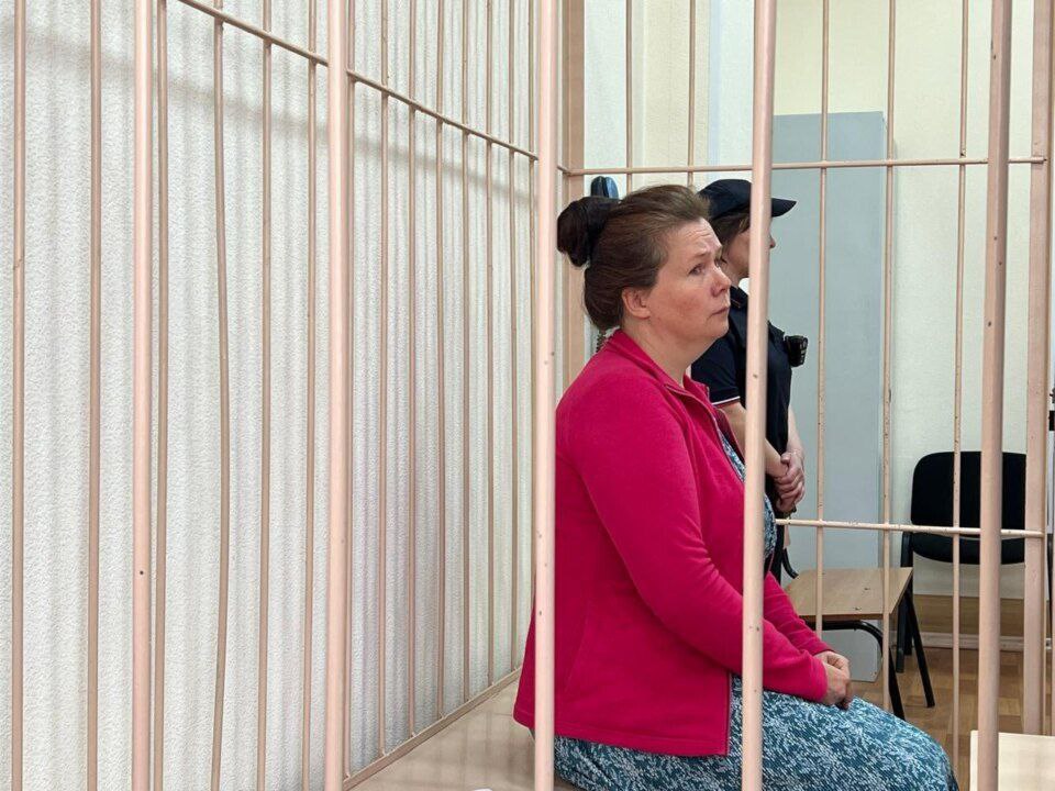 В Новосибирске суд избрал меру пресечения конкурсной экс-управляющей новосибирской клиники НИИТО Марии Емельяновой По данным пресс-службы судов общей юрисдикции Новосибирской области, бывшему конкурсному управляющему АНО «Клиника травматологии, ортопедии и нейрохирургии НИИТО» Марии Емельяновой избрана мера пресечения в виде домашнего ареста до 20 июля 2025 года. Следователь ходатайствовал о заключении под стражу, суд отказал. Напомним, что Мария Емельянова, ранее занимавшая должность конкурсного управляющего Автономной некоммерческой организации «Клиника травматологии, ортопедии и нейрохирургии НИИТО», стала фигурантом уголовного дела о растрате. По данным источников «Континента Сибирь», суть обвинения, выдвинутого против экс-конкурсного управляющего, заключается в том, то после того как АНО «Клиника НИИТО» было признано банкротом в мае 2023 года, и Емельянова стала конкурсным управляющим, она, по версии следствия, продолжила незаконно перечислять средства компании «ТехинКом» под видом арендной платы. Подробнее по ссылке: