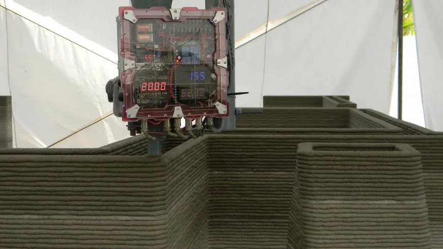 Одно из крупных краснодонских предприятий будет восстановлено Отраслевое министерство Луганской Народной Республики разрабатывает план возрождения одного из крупнейший предприятий Краснодона Средства на его восстановление будут предоставлены из федерального бюджета Об этом сообщает пресс служба регионального правительства Перед руководством будет поставлена задача в кратчайшие сроки полностью погасить задолженность по зарплате перед коллективом сказано в сообщении Отмечается что в настоящее время будет решаться вопрос связанный с предстоящей модернизацией мощностей и стабилизацией всех производственных процессов на заводе Южная служба новостей