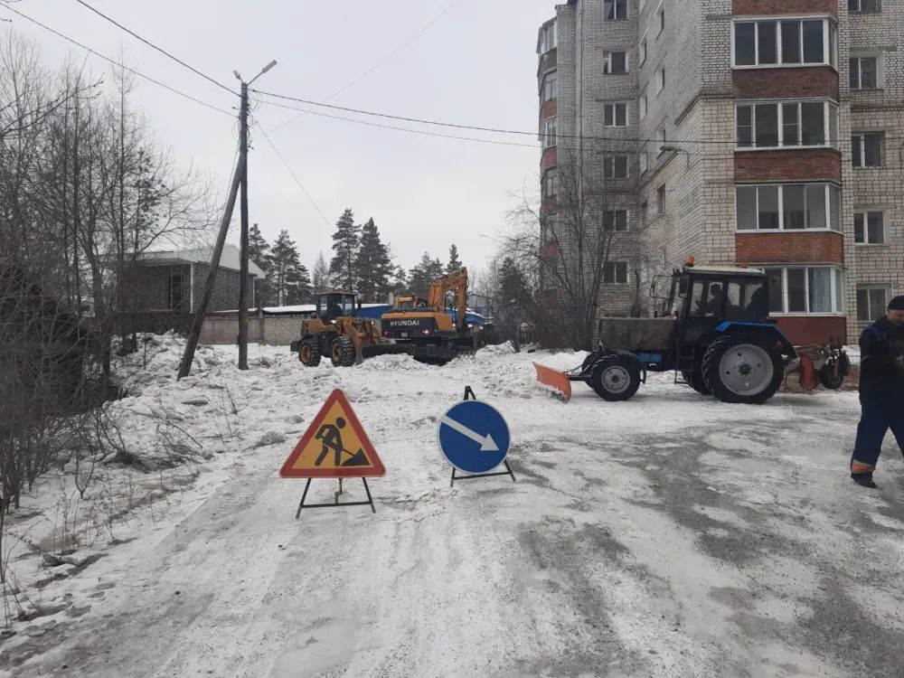 Вода с гаражного кооператива вылилась на дорогу в Тынде  К устранению наледи привлекли пять единиц техники.    В Тынде дорожные рабочие предприятия "Чистый город" вышли на устранение наледи на дороге по улице Октябрьской. В работе задействовали пять единиц техники.   Наледь образовалась из-за грунтовых вод. Они подтопили территорию гаражного кооператива и вода вышла на дорогу.   "В теплое время года будет проведено детальное обследование данного участка во избежание повторения ситуации", - отметил в своем Telegram-канале глава Тынды Сергей Гуляев.   ТЕЛЕПОРТ.РФ – здесь все об Амурской области  Написать нам