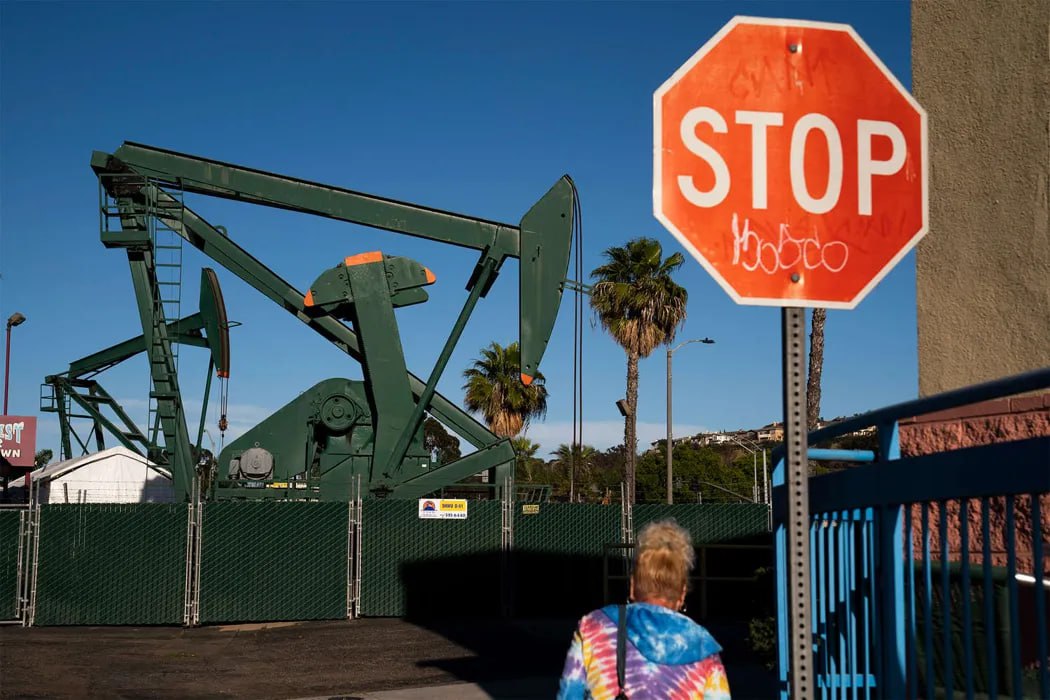 NYT: нефтяные компании в США сокращают расходы из-за падения цен Нефтяные компании США массово закрывают буровые установки и увольняют сотрудников из-за падения мировых цен на нефть. Об этом сообщает газета New York Times. Отмечается, что десятки компаний, занимающихся бурением скважин, намерены направить почти на 3,5% меньше средств, чем планировали ранее на проведение работ. В частности, компания из Хьюстона будет производить меньше буровых работ в бассейне Пермиан в Техасе и Нью-Мексико, однако увеличит объемы на богатом природным газом северо-востоке страны. Кроме того, Diamondback Energy, одна из крупных нефтедобывающих компаний Permian, сократила годовой прогноз по расходам на нефтедобычу до 10%. В компании считают, что американская нефтяная промышленность уже достигла пика добычи: ежедневно в стране добывается более 13 млн баррелей нефти.