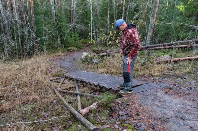 Экотропу в парке Монрепо вынуждены закрыть досрочно Причиной тому стали вандалы Сотрудники также обратились к посетителям с просьбой сообщать о случаях неадекватного поведения людей и порчи объектов парка Экомаршрут Монрепо проходит по лесной части музея заповедника и вдоль бухты Защитная Финского залива Его протяженность 5 километров На пути можно увидеть деревянные скульптуры дальние скалы и лабораторию боеприпасов 1916 года вырубленную в скале fontankaspb