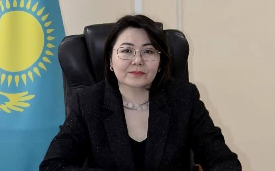 Скандал в Баганашыле снятая с поста чиновница возглавила новое управление в Алматинской области Лишившаяся должности после скандала с переселением воспитанников детского дома Баганашыл в Алматы Салтанат БЕСПАЕВА назначена руководителем управления по развитию языков Алматинской области передает агентство Kazinform Согласно информации опубликованной на сайте акимата региона с 20 октября 2025 года Салтанат Беспаева приступила к исполнению обязанностей руководителя управления по развитию языков Алматинской области Салтанат Беспаева родилась в 1975 году Окончила Алматинский государственный университет имени Абая по специальности Казахский язык и литература В 2024 году получила степень магистра по специальности Бизнес администрирование в Казахском национальном аграрном исследовательском университете Трудовую деятельность начала в 2000 году в средней школе имени Ыбырая Алтынсарина Енбекшиказахского района в должности учителя казахского языка Позднее работала педагогом организатором заместителем директора по воспитательной работе директором школы имени Мухтара Ауэзова В разные годы занимала руководящие должности в отделах образования и культуры Енбекшиказахского района а также в отделе образования Илийского района До нового назначения возглавляла управление образования Алматинской области Напомним в марте этого года разгорелся скандал вокруг детского дома Баганашыл Воспитанники записали видеообращение в котором рассказали о планах переноса областного детского дома 1 из микрорайона Баганашыл в Алматы в город Конаев и обратились с просьбой не переселять их Подробнее Подпишись на prokadrykz