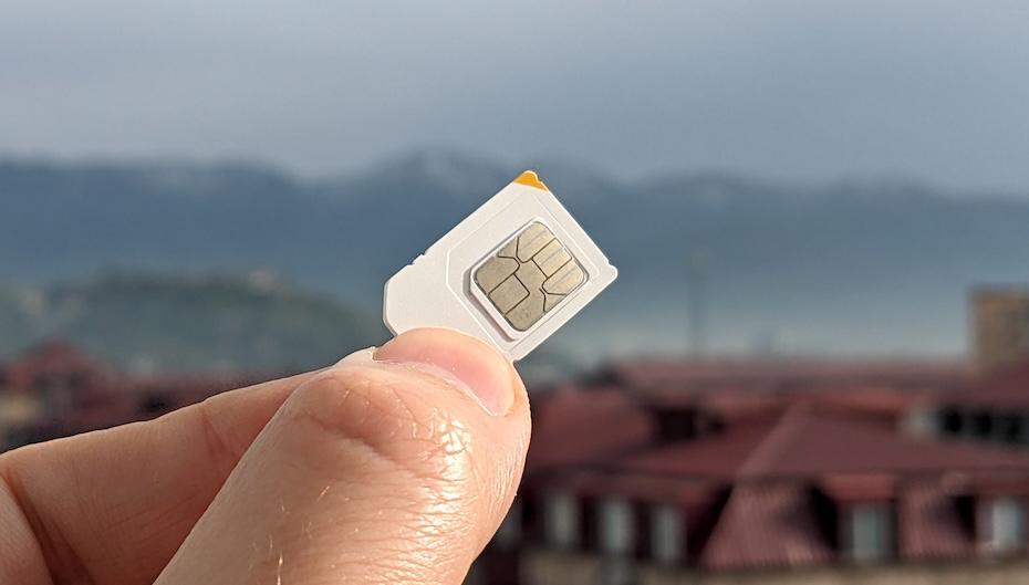 Мобильные операторы массово блокируют неугодные SIM карты В сети появилась статистика о количестве заблокированных мобильных номеров в России Так за весь 2025 год российские мобильные операторы заблокировали 18 45 миллионов сим карт что на 76 больше чем в 2024 году Основные причины для блокировок использование недостоверных данных абонентов отсутствие сведений в Единой биометрической системе у иностранцев превышение лимита по количеству номеров на одного человека Напомним что с текущего года на один российский паспорт не может быть зарегистрировано более 20 номеров Эксперты опрошенные изданием считают что рост блокировок связан с ужесточением законодательства и масштабной проверкой абонентских баз а в 2026 году их количество должно снизиться из за более точечного подхода после первичной массовой чистки Также они уверены борьба с серыми симками трансформирует рынок операторы сосредоточились не на увеличении количества абонентов а на рост дохода с каждого имеющегося iguides