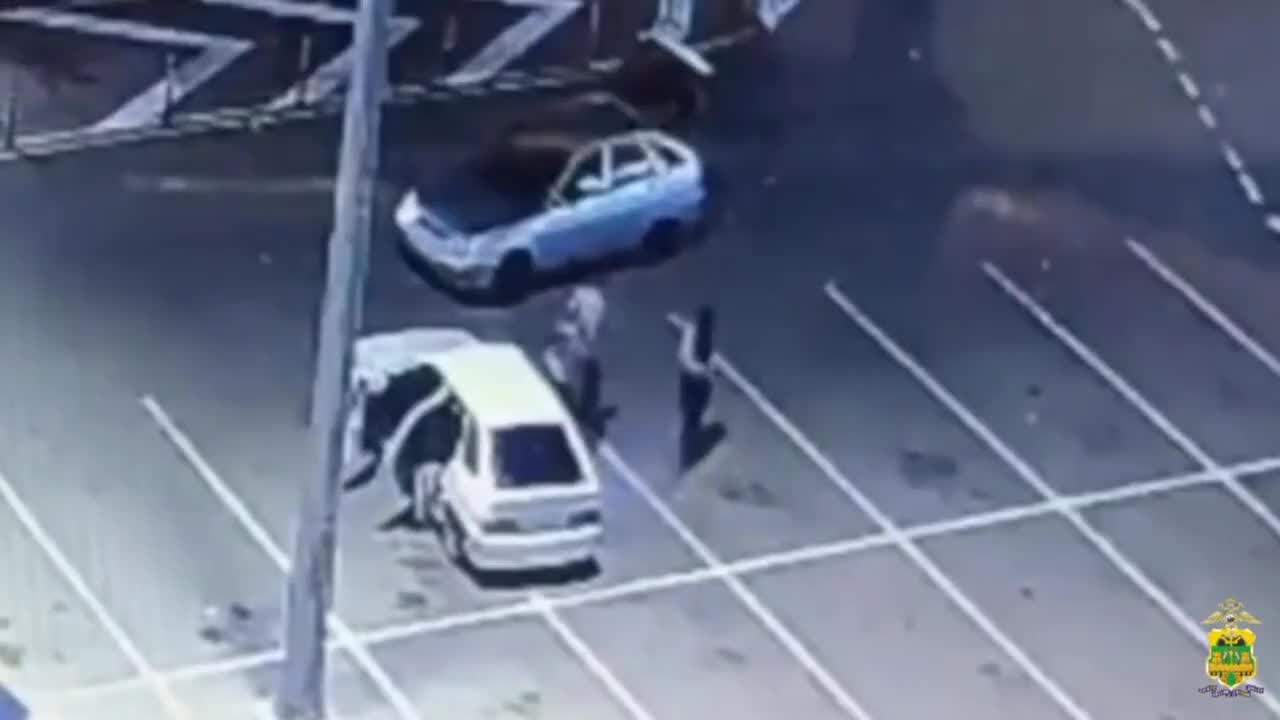 Подростки похитили 170 тысяч рублей у спящего водителя в Армавире