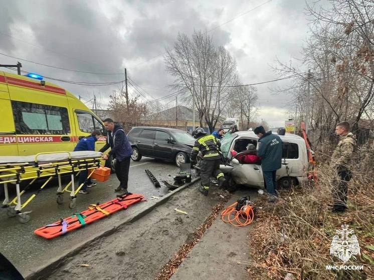 Мужчину и женщину зажало в авто в Новосибирске  По данным специалистов, два автомобиля столкнулись лоб в лоб. Пострадавших спасли с помощью гидравлического инструмента. После этого их передали медикам.  Спасатели также предотвратили возгорание машин. Для этого они отключили аккумуляторы в авто.