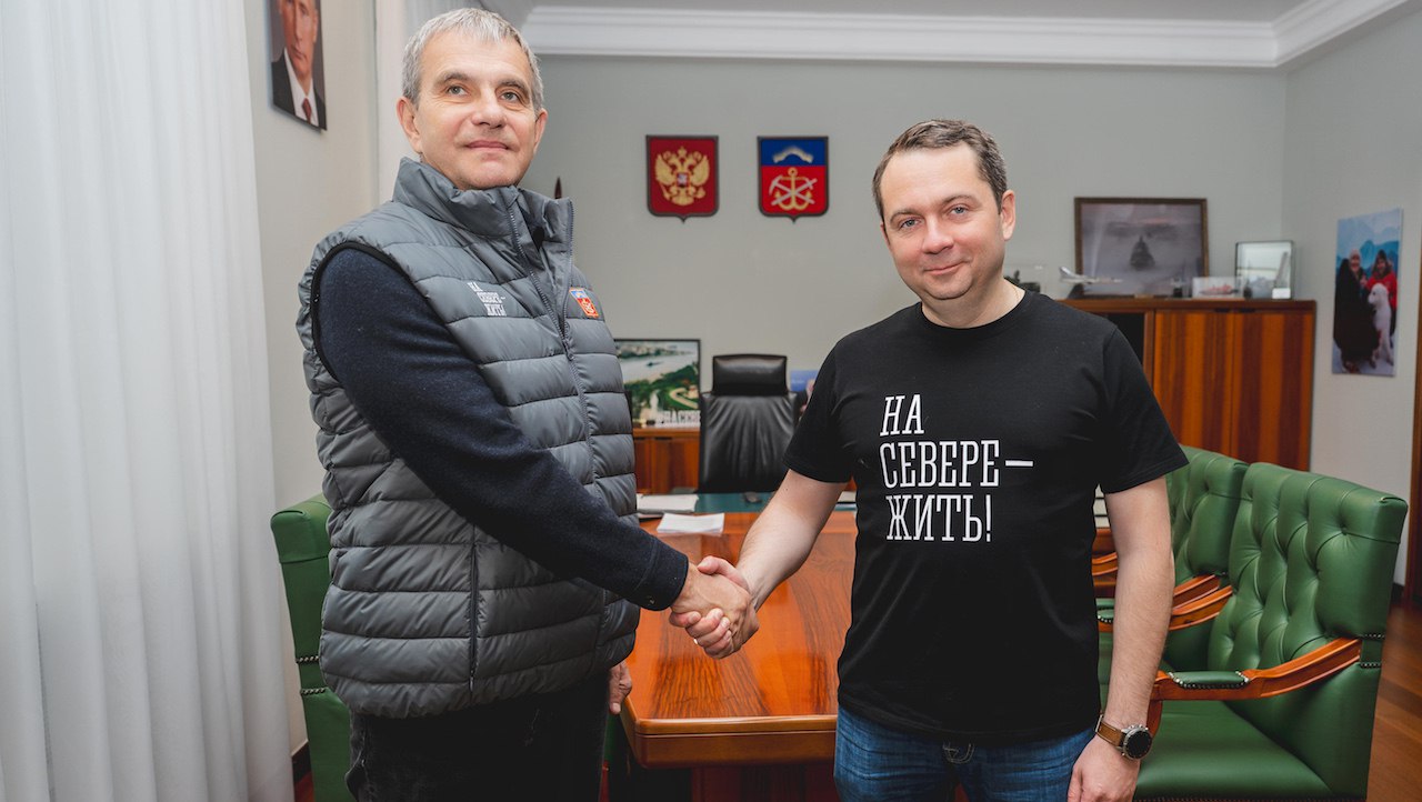 Андрей Чибис о модернизации судоремонтного завода в Мурманске: проект выходит в активную фазу  Уже запущено выполнение первых заказов по ремонту судов, сообщили в мининформ. В рамках проекта ведется масштабная реконструкция территорий бывшего судоремонтного завода в центре Мурманска. Уже запущено выполнение первых заказов по ремонту судов. В августе на предприятие прибудет новый плавучий док, уникальный для акватории Кольского залива, что значительно расширит возможности по обслуживанию крупнотоннажных судов, сообщили в министерстве информационной политики региона.  Фото: правительство Мурманской области    Подпишись — Вести Мурман