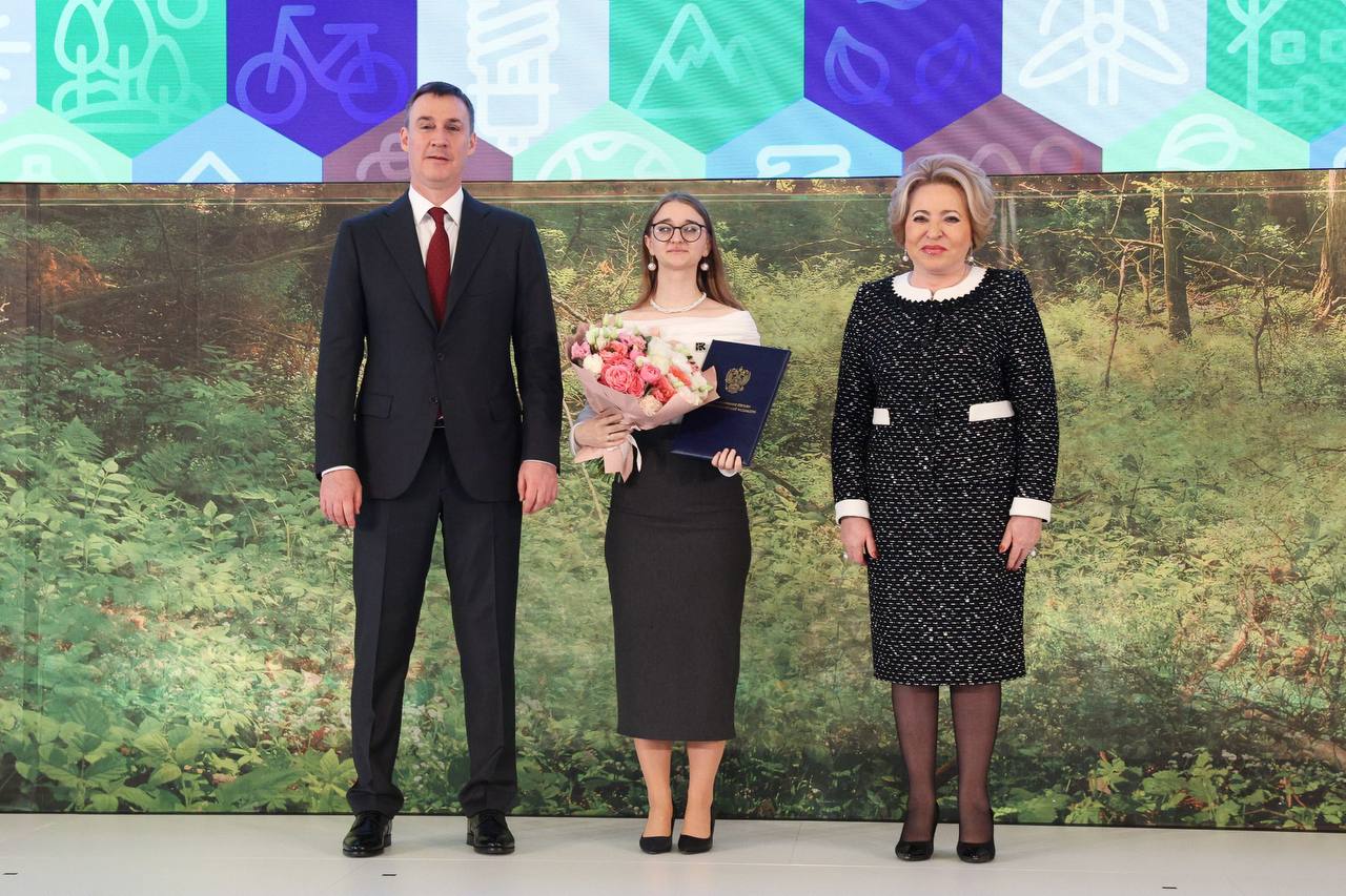 На Невском Международном экологическом конгрессе движение «Волонтеры культуры» отметили как одну из самых активных общественных организаций Всероссийской недели «Мы за чистоту». Поздравляю команду Движения! Ребята провели почти 80 экологических акций вокруг исторических и памятных мест, привлекли к этому 102 партнерские организации и более 5 000 волонтеров. И это не просто уборка, это ещё и возрождение уникальных и самобытных мест. Как, например, Христофорова пустынь в Архангельской области. Её восстановление идёт очень медленно более 20 лет, а после субботника место получило новые ресурсы и внимание: появился режиссер, который хочет снять о нём фильм, иконописец, готовый пожертвовать иконы для пустующих стен храма, скоро там пройдет школа волонтёров. Посмотрите на фото, как там красиво Кстати, акция «Сохраняем наследие вместе», приуроченная к Международному дню памятников и исторических мест, продолжается. Присоединяйтесь к субботникам, экспедициям и мастерским «Волонтеров культуры»! Задать вопрос