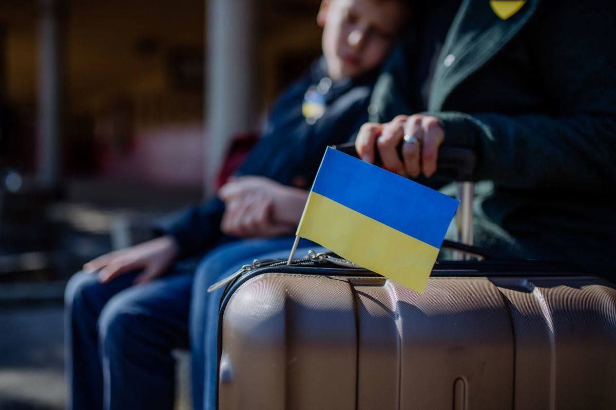 Эстония сворачивает компенсации за жильё украинским беженцам. С начала мая власти прекращают выплачивать до €1200 на домохозяйство украинцам с временным убежищем. Раньше эта сумма помогала арендовать постоянное жильё. Теперь, как заявили в Таллине, поддержка «не исчезает», а становится «более целенаправленной и устойчивой». НАШИ РЕСУРСЫ: Telegram Tik-tok YouTube RUTUBE
