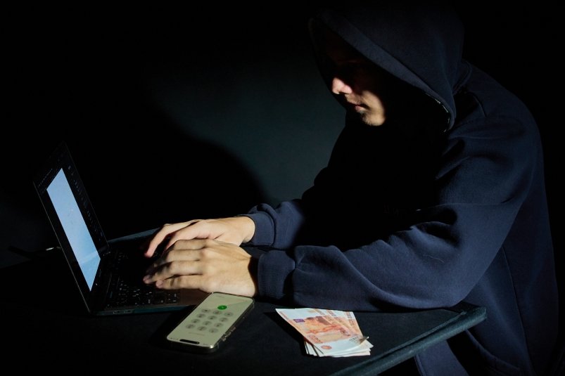 Почти 1 5 млн рублей лишился житель ЕАО на инвестициях афера началась в чате знакомств Мошенники представились аналитиками и убедили мужчину вкладывать деньги через фишинговый сайт Читать подробнее на сайте