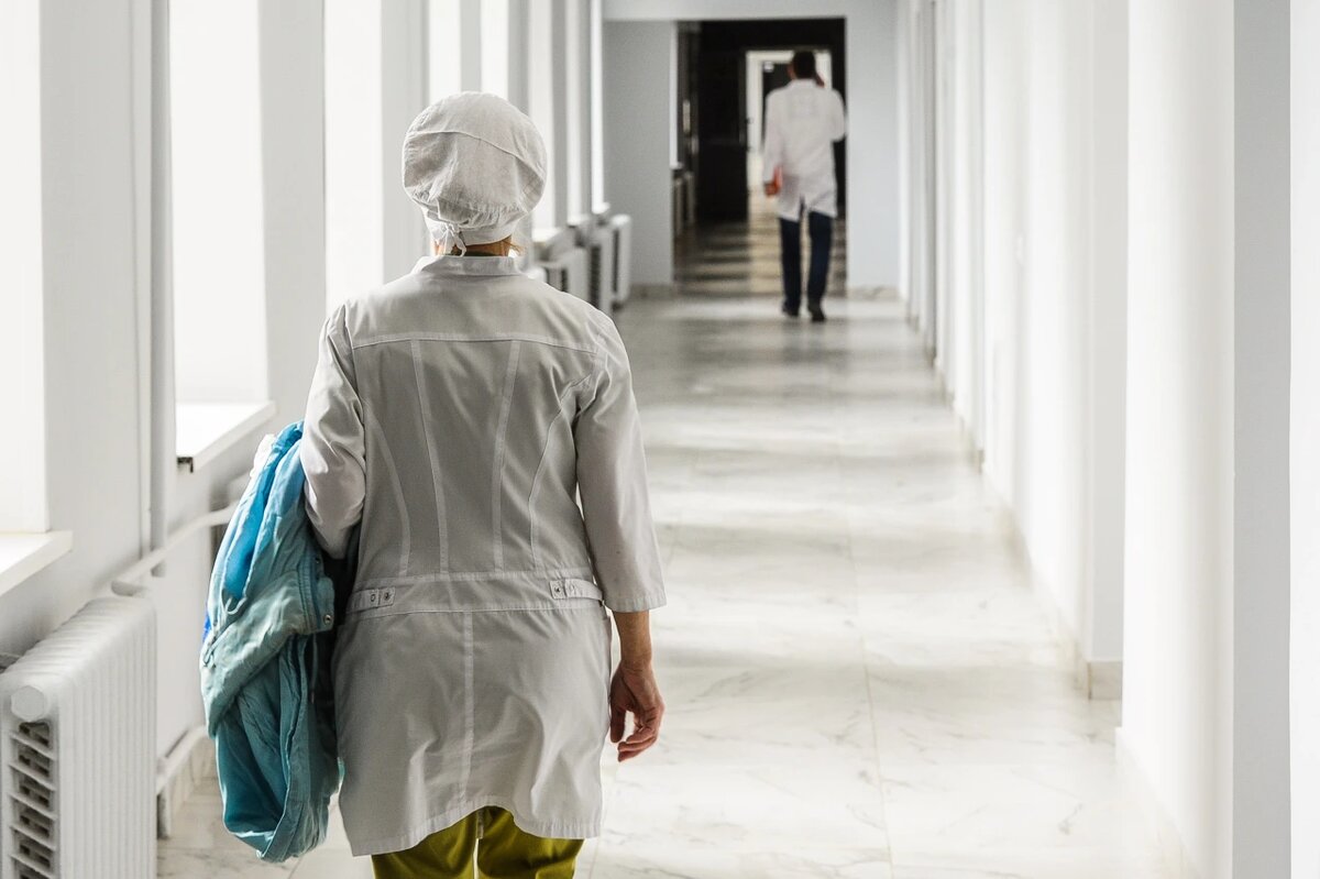 Четыре детские поликлиники и больницы хотят реорганизовать в Башкирии Часть персонала могут сократить Министерство здравоохранения Башкирии предложило реорганизовать детские поликлиники и больницы в Уфе и Стерлитамаке Проект распоряжения правительства подготовленный ведомством опубликован для общественного обсуждения Минздрав предлагает присоединить детскую поликлинику 4 в Уфе к городской детской клинической больнице 17 а детскую поликлинику 6 к городской клинической больнице 9 В Стерлитамаке хотят реорганизовать детскую больницу присоединив ее к городской клинической больнице 1 Преобразование должно пройти 1 апреля 2026 года В ведомстве не исключают что часть сотрудников больниц и поликлиник будет сокращена Как ранее сообщал РБК Уфа с 1 апреля также ожидается реорганизация семи стоматологических поликлиник Уфы Их хотят объединить оставив два медучреждения Источник РБК Уфа Подпишитесь на ufa rb