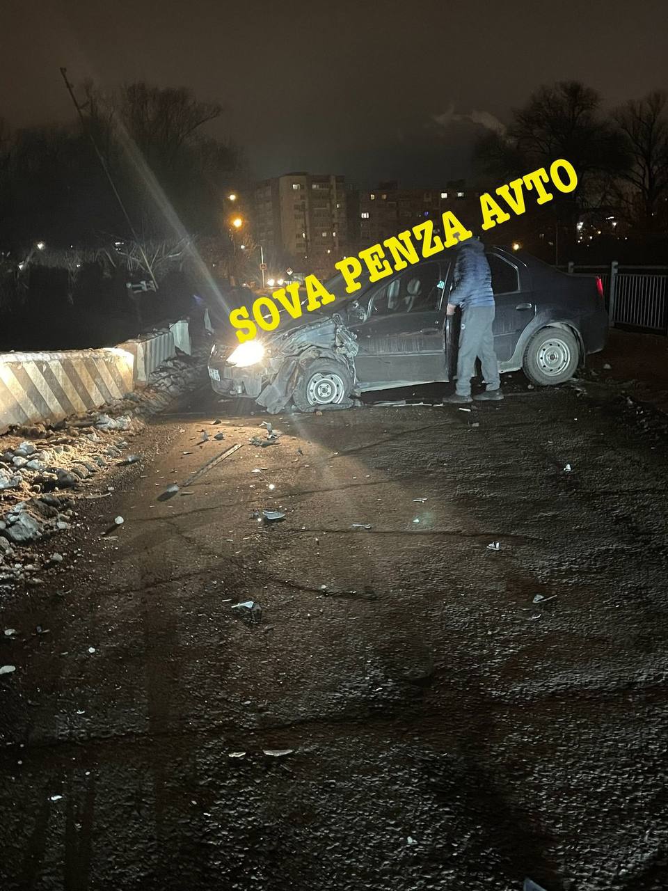 Автомобиль упал с моста на улице Токарной. Есть пострадавшие.   Судя по видео, две машины столкнулись в Междуречье. От удара одно авто отлетело в сторону, проломило ограждение и вылетело с моста.   Как сообщает подписчик канала «Короче, Пенза», оба водителя живы, их госпитализировали. Еще очевидцы рассказывают нам, что предполагаемый виновник ДТП был пьян.   Если у вас есть информация, напишите нам —      Подписаться   Прислать новость