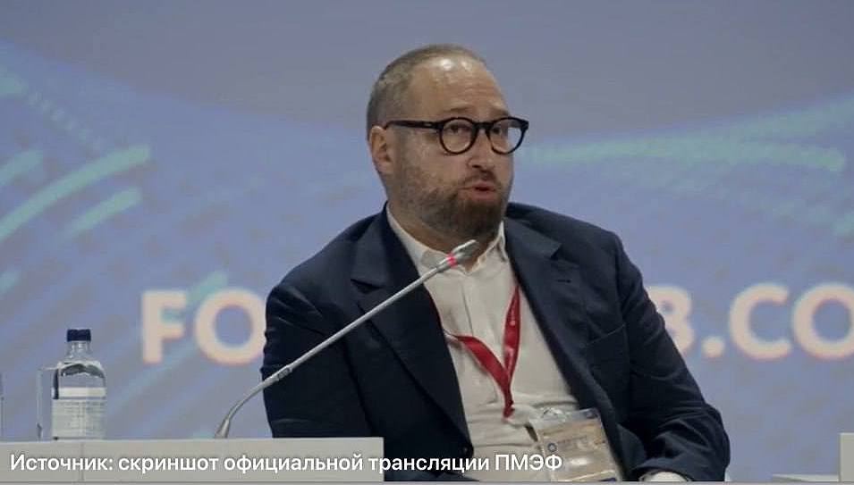 «Сущность, которая беспокоит государство», — так депутат Антон Горелкин на одной из сессий ПМЭФ охарактеризовал мессенджер Telegram. По его словам, платформа декларирует «определённую нейтральность в медиасекторе», что даёт «очередное пространство для фейковых манипуляций». «В случае с Telegram, поскольку пока приземления даже не видно на горизонте, государство выбрало творческую схему: попробовать навязать ему конкуренцию со стороны национального мессенджера с уникальным функционалом и возможностями», — заявил Горелкин. В отечественном MAX вот, говорят, уже в июле будут денежные переводы