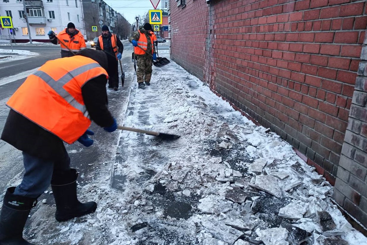 Сегодня на уборке улиц города, общественных территорий, набережных, тротуаров пешеходных дорожек, перекрестков работает более 80 дорожных рабочих, порядка 20 единиц техники. Еще 16 комбинированных машин находятся в режиме дежурства.  В течение дня по улицам Пролетарская, Куйбышева, Пичугина, Савельева, Блюхера, Орлова, Кравченко, Пушкина дорожники вручную очищают тротуары от плотного снега. Также от мусора и снега очищают тротуары и урны на центральных улицах, а также улицах Б.-Петрова, Химмашевская, Дзержинского, Некрасова, Кравченко.  Посыпка противогололедными материалами тротуаров велась по пр.Машиностроителей, улицам Дзержинского, Белинского, Некрасова, Гоголя.  Расчистка проездов с вывозом снега запланирована вблизи школы № 56 и ДШИ им.В.А.Громова в Заозерном по ул.Алексеева.  Бригады дирекции парков и скверов работали на уборке тротуаров от плотного снега частично по пр.Голикова и улице Мостостроителей в 1 и 2 микрорайонах. Также уборка снега велась на мостах и путепроводах.