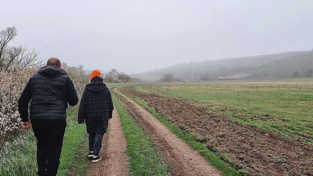 «ЛизаАлерт» Крым: в апреле одного пропавшего нашли мертвым В Крыму женщину, которая пропала 10 апреля 2025 года, нашли мертвой. В середине весны - это единственный случай гибели исчезнувшего человека. «Всего в апрель в отряд поступило 37 заявок. При участии добровольцев 28 человек были найдены живыми», - сообщили статистику волонтеры поискового отряда «ЛизаАлерт» Крым. Статистика за апрель 2025. Фото: Поисковый отряд «ЛизаАлерт» Крым/Vk Двоих пока не удалось найти, но терять надежду близким нельзя – поиск продолжаются. Напоминаем, что на Крымском полуострове разыскивают жителя Пермского края Кирилла Антонова. С 30 января этого года неизвестна и судьба 23-летнего Максима Гаха. Молодой парень пропал в Симферополе, когда утром шел на работу.... Подробнее>>>