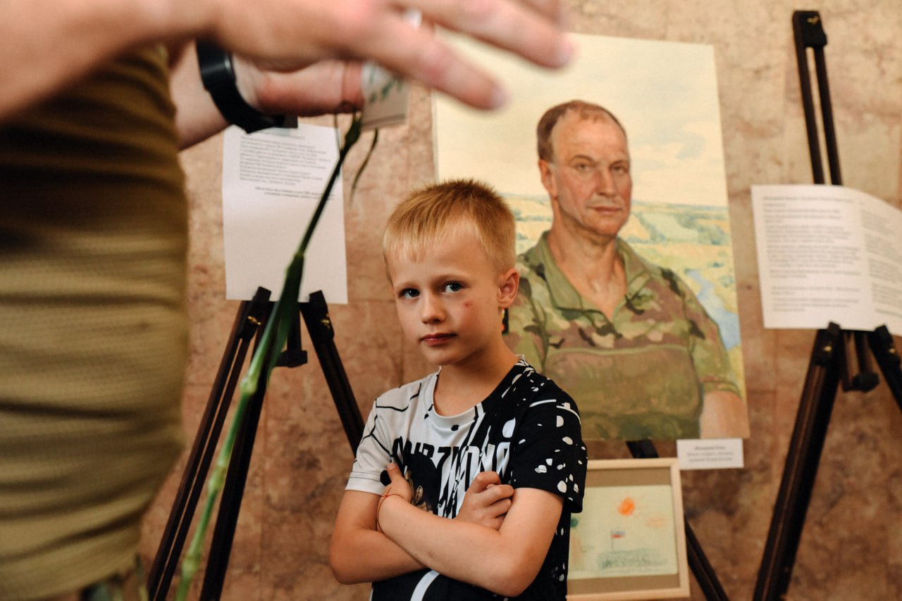 В Курске открылась передвижная выставка «Родина в Сердце Героя» В экспозиции представлены художественные работы, выполненные выпускниками ведущих творческих вузов страны – более 30 портретов, а также скульптурные бюсты участников СВО. - Мы решили, что выставка, иллюстрирующая образы и характеры героев, которые сейчас совершают подвиги, будет актуальной и полезной, как подрастающему поколению, так и всем нам. Поскольку искусство во все времена объединяло людей, - отметила куратор выставки и художник проекта Мария Барановская. Работы выполнены в разных техниках, все они создавались с натуры. В числе картин портреты наших земляков, победителей регионального проекта «Курск.Герои!» – Юрия Щеголева и Андрея Переяслова. Их Мария Барановская и ее коллега Ксения Козлова нарисовали уже в Курске. До этого выставка побывала в восьми городах. В Курске она будет работать в Концертно-творческом центре «Звёздный» до 13 июля. Далее – отправится в Белгород, где пополнится новыми портретами героев. Фото: РИА "Курск"