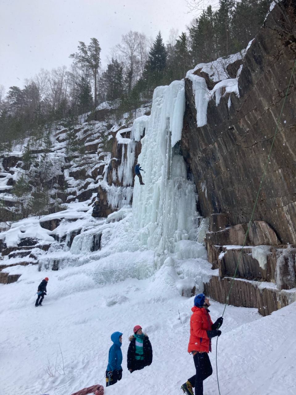 Просто убивает всю историю и культуру места красноярцы возмутились из за запрета забираться на скалы на Столбах Подъем на скалы теперь не доступен для туристов взобраться могут спортсмены состоящие в федерациях альпинизма или скалолазания и только во время тренировок и соревнований Горожане возмутились этим решением Это вообще как то есть нацпарк который собственно и появился вокруг культуры столбизма запрещает этот самый столбизм Я понимаю что нормативы и все такое Но это же просто убивает всю историю и культуру места пишет фотограф Сергей Токарев Дело в том что изменилось федеральное законодательство Теперь ради безопасности туристы могут прогуливаться только по тропам на которые оформлены паспорта с описанием инфраструктуры навигации и прочего Поскольку ни одна скала не может входить в туристический маршрут они оказались под запретом Сейчас на территории нацпарка есть три разрешенных маршрута Лалетинский Природа великий скульптор и Легенды Такмака сообщили в нацпарке За нарушение режима будут штрафовать сначала на три тысячи рублей за повторное нарушение физлицом четыре тысячи Для юрлиц от 300 тысяч рублей Это Борус Люди