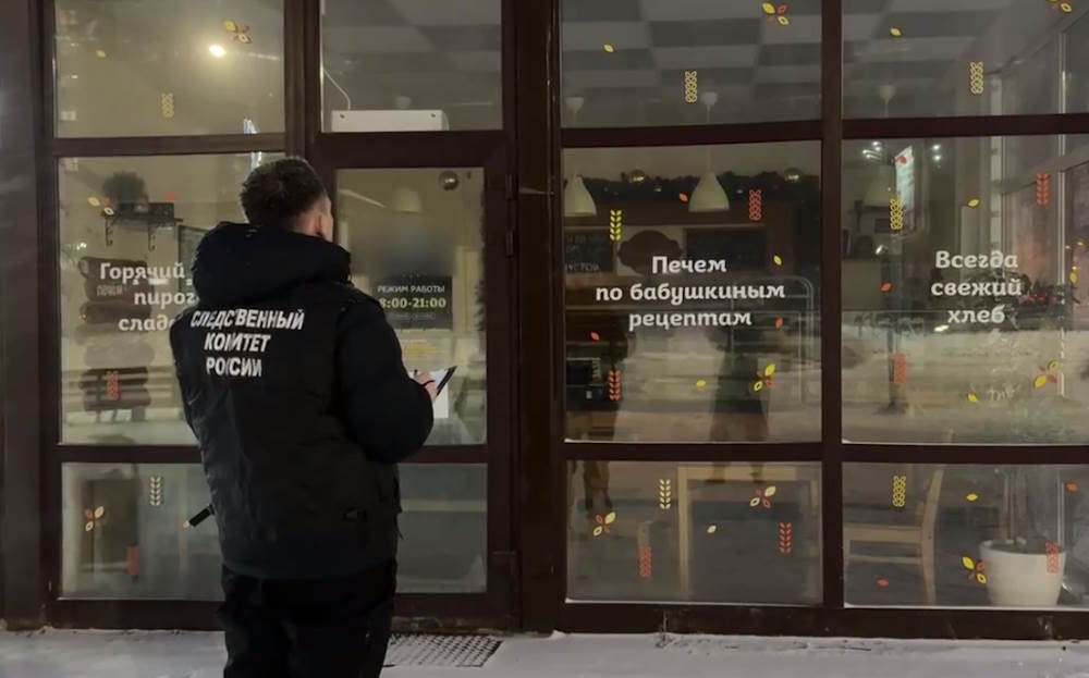 За массовое отравление будут судить двух сотрудников Хлебницы В Перми в суд направлено дело о массовом отравлении клиентов пекарни Хлебница Вспышка произошла в конце декабря 2024 года Пострадали 75 человек Роспотребнадзор выявил у пострадавших возбудителей сальмонеллеза Как сообщает прокуратура уголовное дело возбуждено по ч 1 ст 236 УК РФ нарушение санитарно эпидемиологических правил повлекшее по неосторожности массовое заболевание людей Обвинение предъявлено технологу по качеству и исполнительному директору организации В прошлом году пострадавшие через суд взыскали с кафе Хлебница 1 3 миллиона рублей Подписаться на Интересную Пермь в ТГ в МАХ