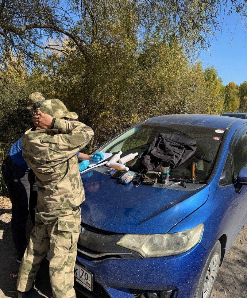 ФСБ предотвратила теракт в Новосибирске Устроить его намеревался местный житель что испытывал личную неприязнь к органам исполнительной власти Вооружившись легковоспламеняющейся жидкостью мужчина попытался поджечь дом сотрудника ФССП Пиромана задержали с поличным Борца с судебными приставами заключили под стражу Возбуждено дело по статье о покушении на террористический акт Подпишитесь на Абзац Добавьте Абзац в ленту Дзена