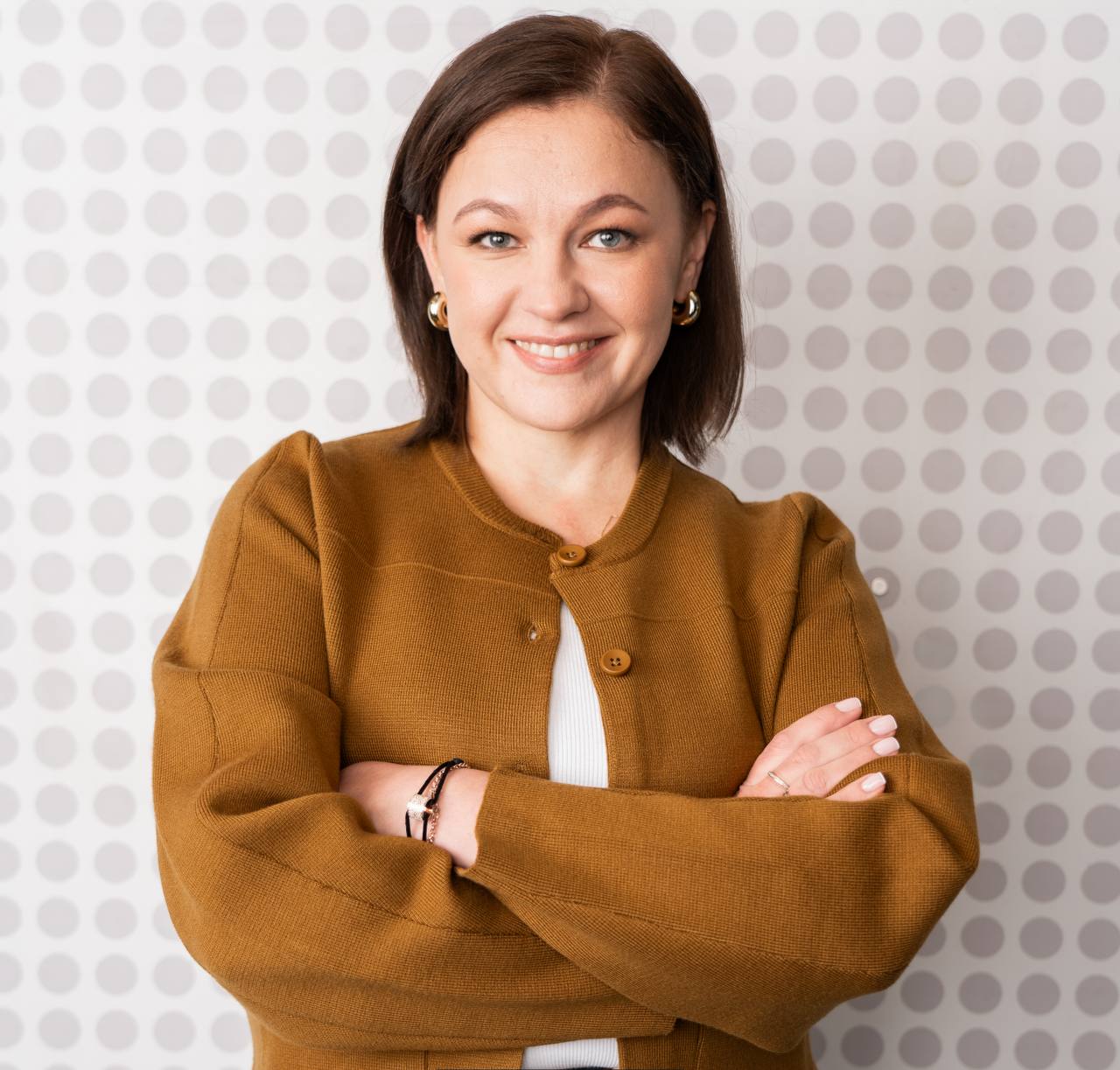 Управляющим директором Авито по работе с людьми назначили Екатерину Немченко С 1 октября 2025 года она вступит в должность и войдёт в состав правления компании сообщили в пресс службе классифайда Немченко будет отвечать за реализацию принятой ранее HR стратегии нацеленной на дальнейшее повышение уровня автоматизации HR масштабирование программ по развитию талантов поддержку и развитие культуры Она работает в компании с 2023 года за это время с нуля построила функцию финансового планирования и анализа Как отметил управляющий партнёр Авито Сергей Пивень это событие стало знаковым решением для компании Екатерина про человечный подход к процессам и на масштабах Авито такое качество я считаю суперсилой Наш HR бренд уже является лидером рынка с приходом нового руководителя я думаю мы откроем следующую главу работы с талантами отметил Пивень Подробнее читайте в материале по ссылке Авито Подписаться на DP RU