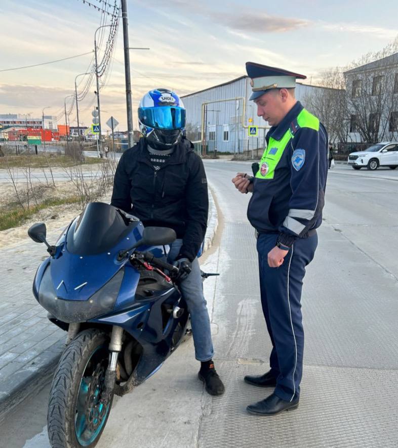 Тазовские автоинспекторы провели профилактическую беседу с мотоциклистами в рамках мероприятия «МОТО-ВЕЛО-СИМ».    Сотрудники Госавтоинспекции напомнили водителям мототранспорта о необходимости строгого соблюдения Правил дорожного движения, обратив особое внимание на скоростной режим и правила маневрирования. Полицейские подчеркнули важность использования защитной экипировки для минимизации травм при ДТП.  В ходе беседы были разъяснены наиболее частые нарушения, допускаемые мотоциклистами, и последствия их игнорирования. Кроме того, автоинспекторы рассказали о мерах ответственности за нарушение ПДД.     #мвдроссии #полиция #гибддянао #гибдд #янао #тазовскийрайон