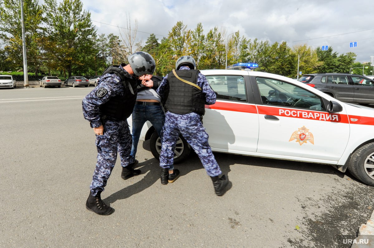 Полиция и Росгвардия устроили облаву на мигрантов в Перми  Проверили более 50 иностранцев и 20 машин. Одного человека отправили в Центр временного содержания.