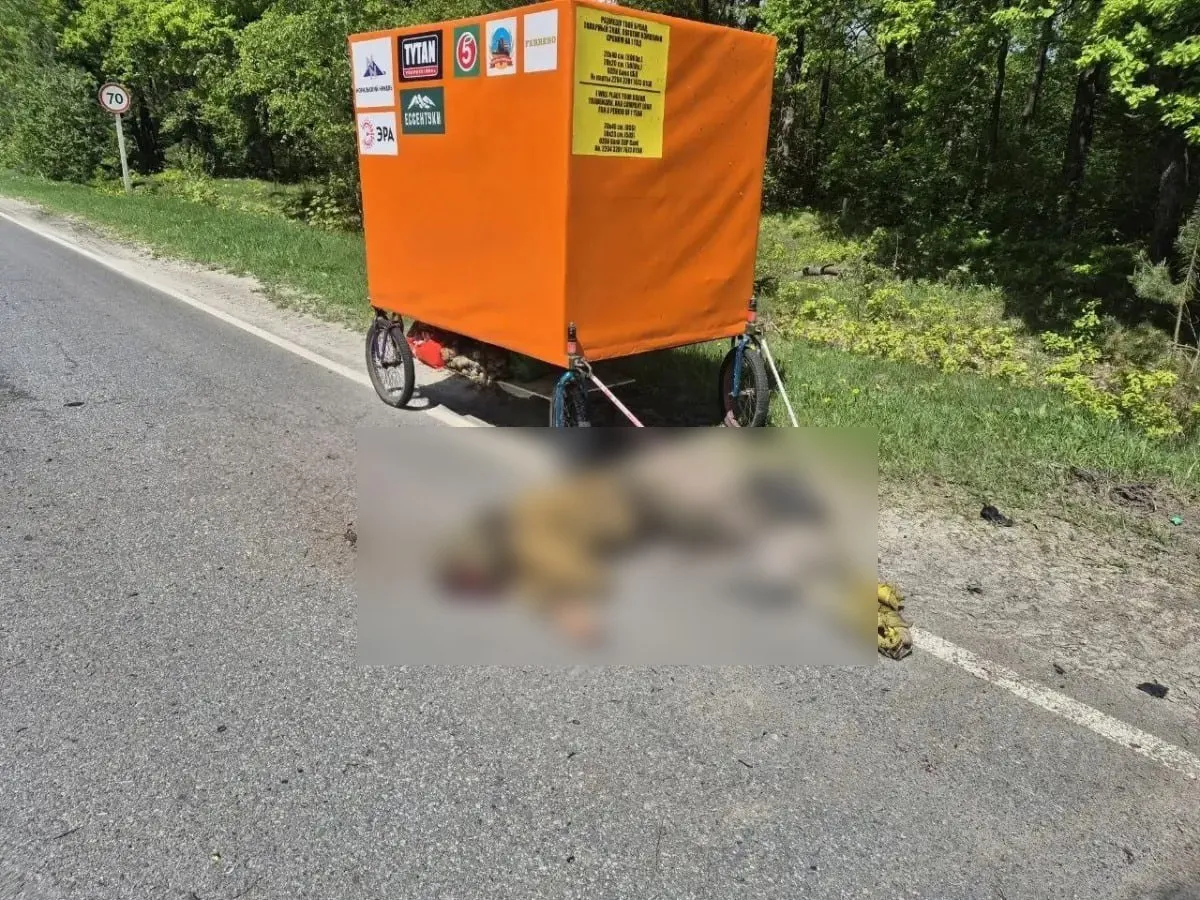 В Брянской области в результате удара дрона погиб путешественник Саша Конь 37 летний ставрополец шёл пешком из Рязанской области с 300 килограммовой самодельной повозкой Он рассчитывал дойти до Бразилии Первые сообщения о гибели путешественника появились накануне Тогда же губернатор региона написал что ВСУ атаковали дроном камикадзе село Старая Погощь Суземского района В результате варварского удара к сожалению погиб мирный житель Ставропольского края говорится в сообщении Александра Богомаза опубликованном ещё до его отставки База уточняет что погибший это именно Саша Конь Путешественника заметили в Брянской области 5 мая Сам он рассказывал что проходил в день от 15 до 30 километров в любую погоду В Латинскую Америку он отправился в поисках себя потому что решил покинуть хроническую суету Подписывайтесь на Подъём в MAX и Telegram