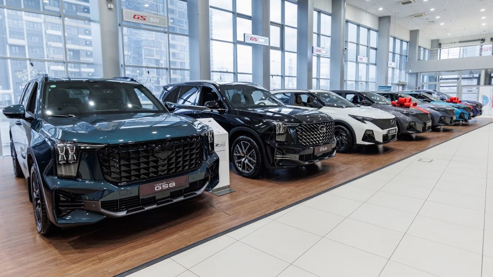 В представительстве бренда GAC опровергли Китайским автомобилям информацию о том что компания может уйти с российского рынка Ранее об этом заявила журналистам генеральный директор компании Рольф Светлана Виноградова Мы не исключаем что эти бренды также и Geely прим ред покинут российский рынок если в течение I полугодия 2026 года не приступят к локализации цитирует ее Российская газета Компания GAC не планирует уходить с российского рынка и продолжает свою работу по расширению присутствия заявили нам в представительстве бренда Российский рынок имеет стратегическое значение для глобального развития бренда GAC Долгосрочная стратегия остается неизменной Мы продолжаем планомерную работу по укреплению наших позиций развиваем дилерскую сеть и сервисную инфраструктуру чтобы полностью соответствовать ожиданиям наших клиентов и партнеров Компания GAC подтверждает выполнение всех текущих обязательств и продолжает операционную деятельность в штатном режиме Все стратегические решения касающиеся нашего развития в России принимаются в рамках утвержденных корпоративных планов заверили в компании gac chinamashina news